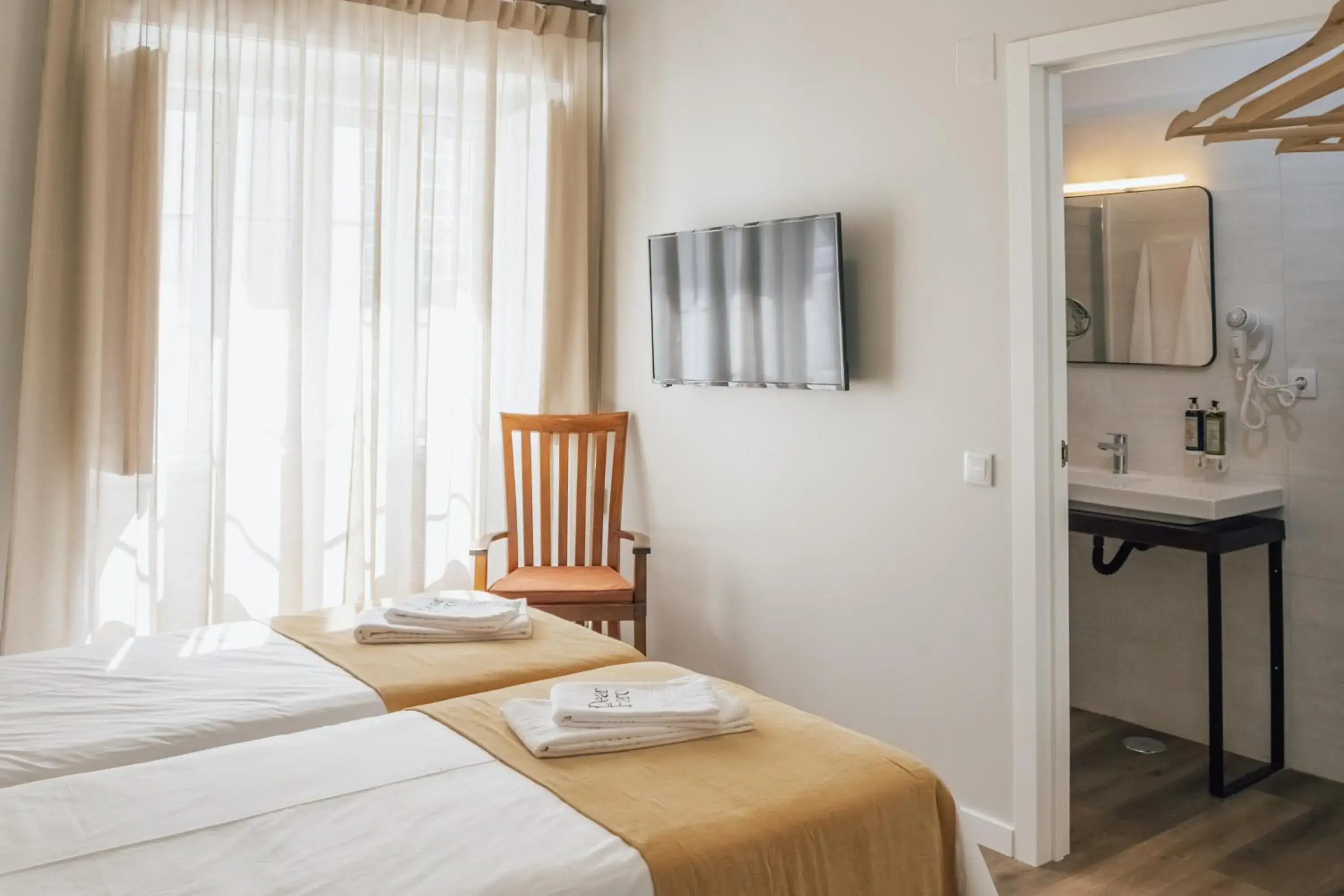 Double or Twin Room with Private Bathroom in Dear Faro - Guest House Double or Twin Room with Private Bathroom in Dear Faro - Guest House
