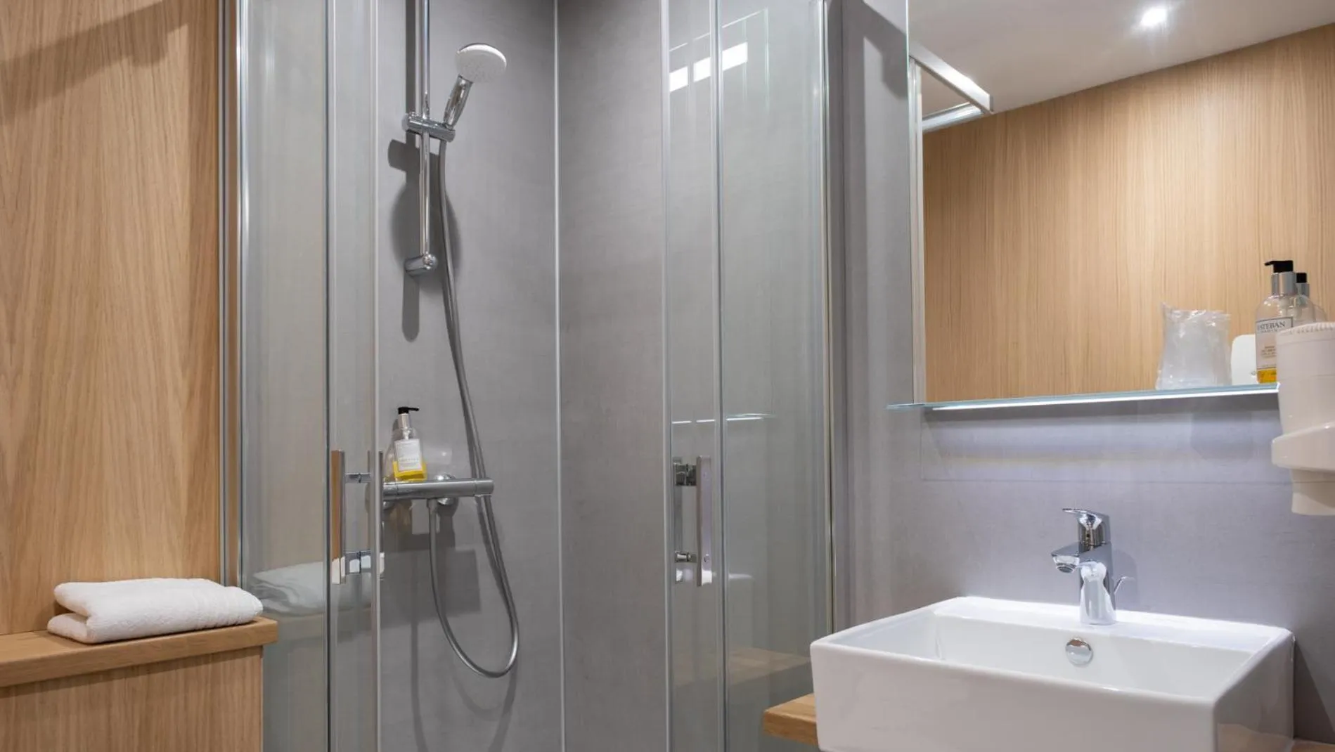 Bathroom in Logis - Hotel Restaurant La Sapinière