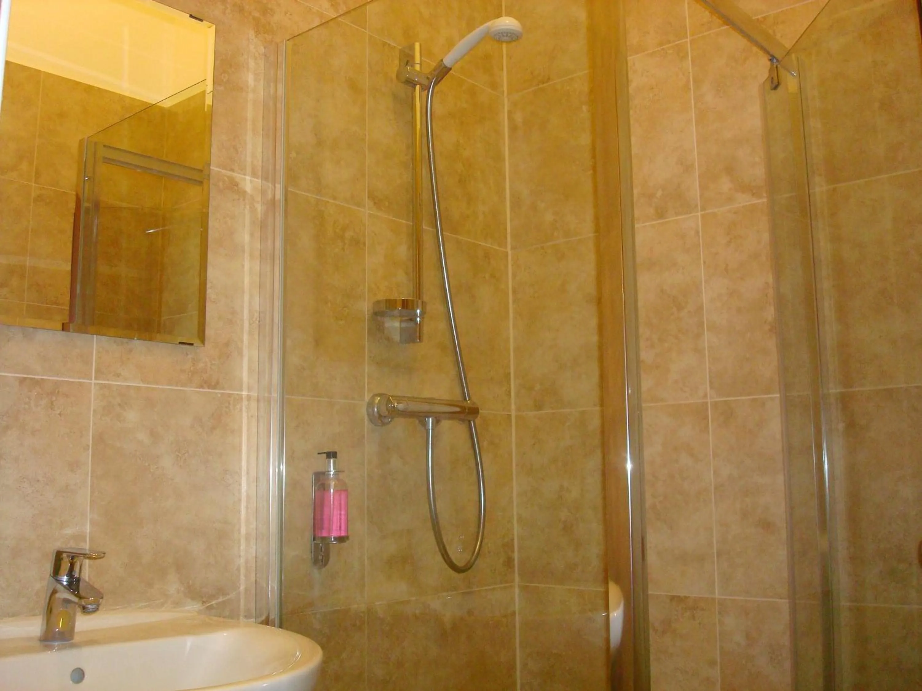 Bathroom in Forest Gate Hotel - Free Parking limited spaces