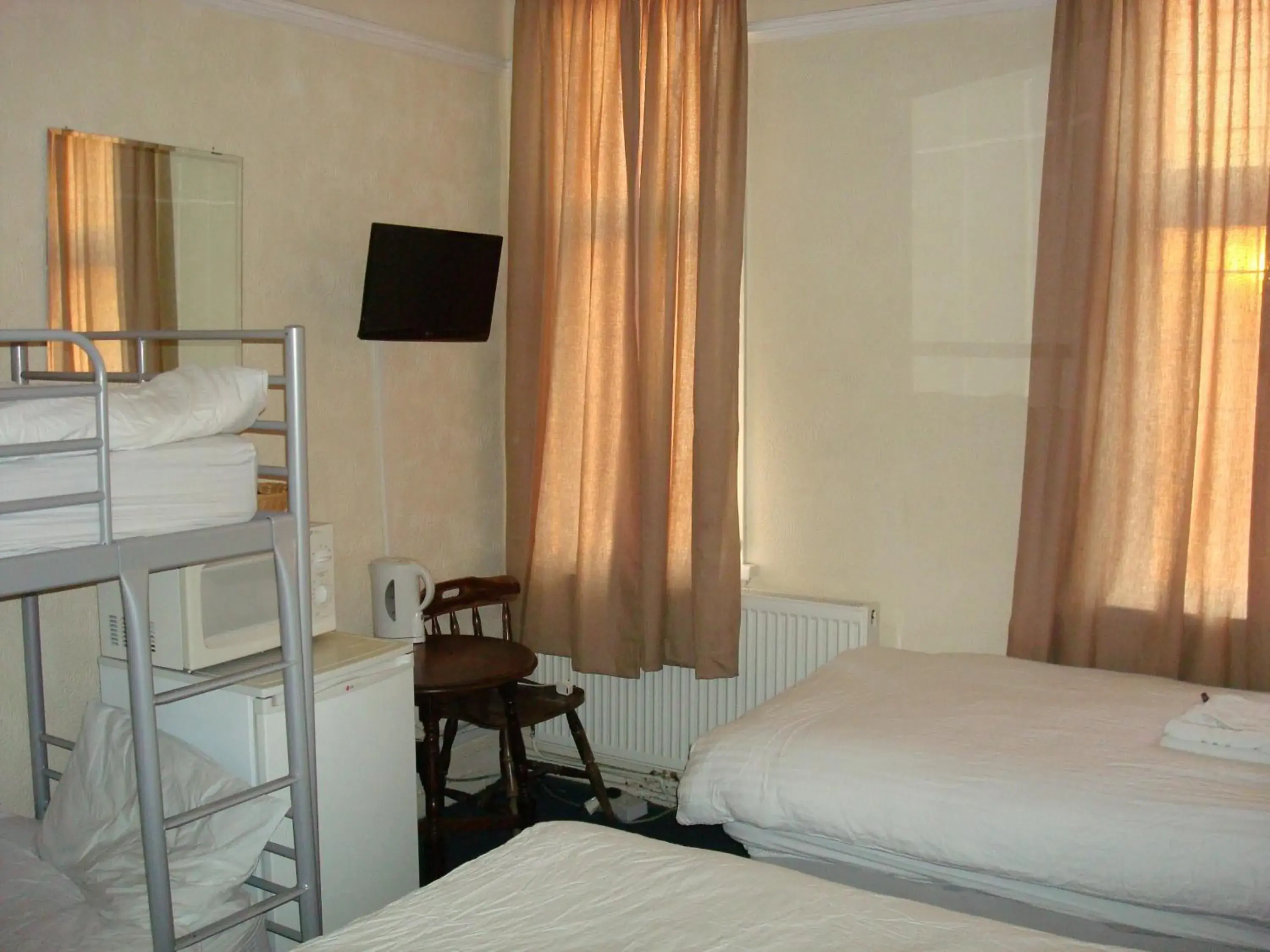 Bedroom, Bed in Forest Gate Hotel - Free Parking limited spaces Bedroom, Bed in Forest Gate Hotel - Free Parking limited spaces