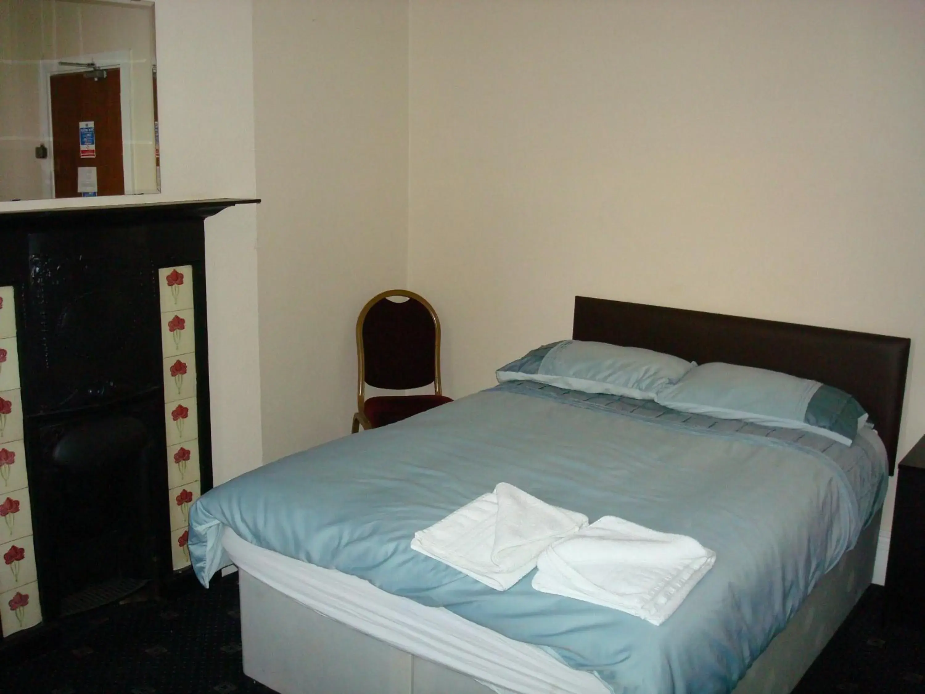 Budget Double Room with Shared Bathroom in Forest Gate Hotel - Free Parking limited spaces Budget Double Room with Shared Bathroom in Forest Gate Hotel - Free Parking limited spaces