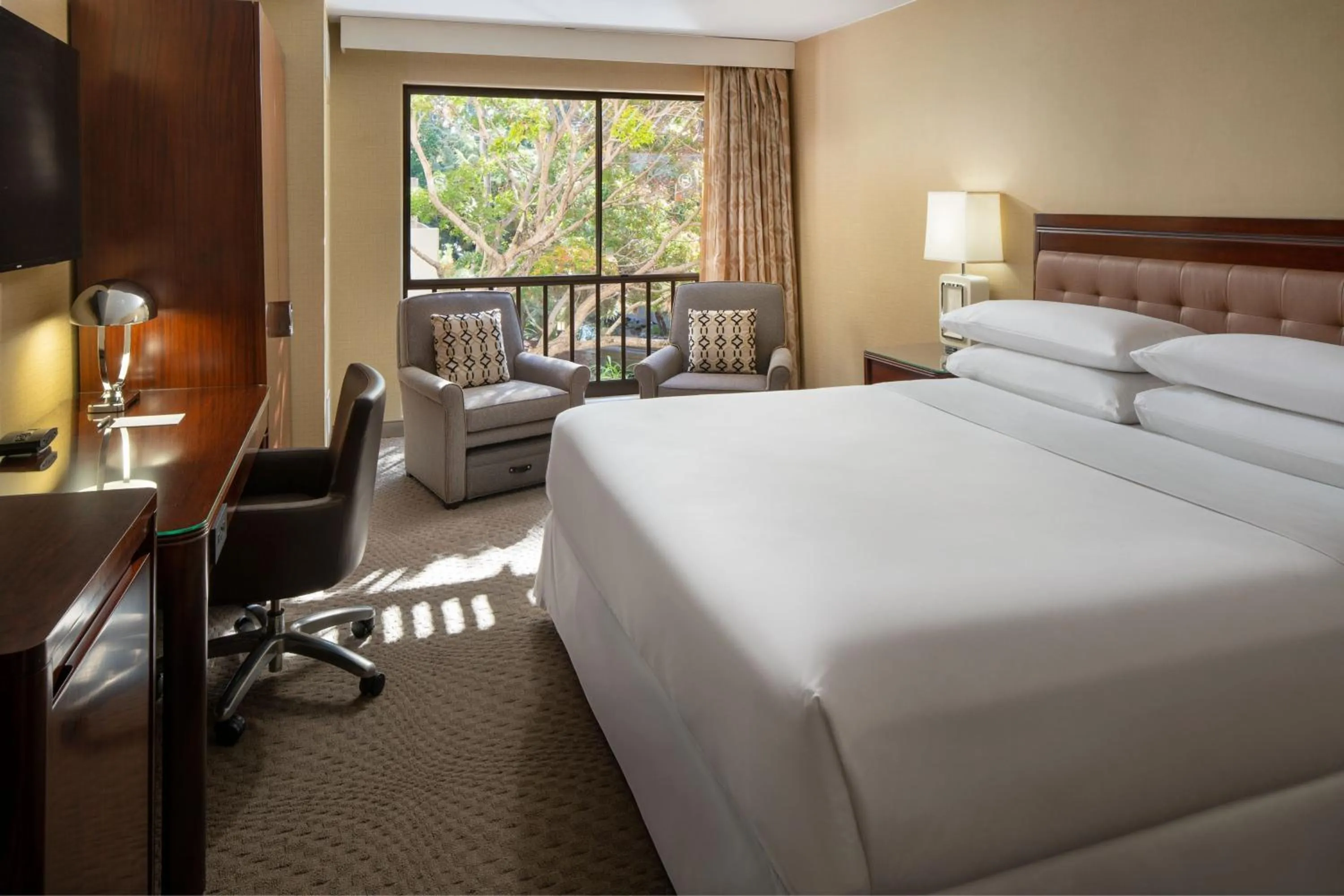 Photo of the whole room, Bed in Sheraton Palo Alto Hotel