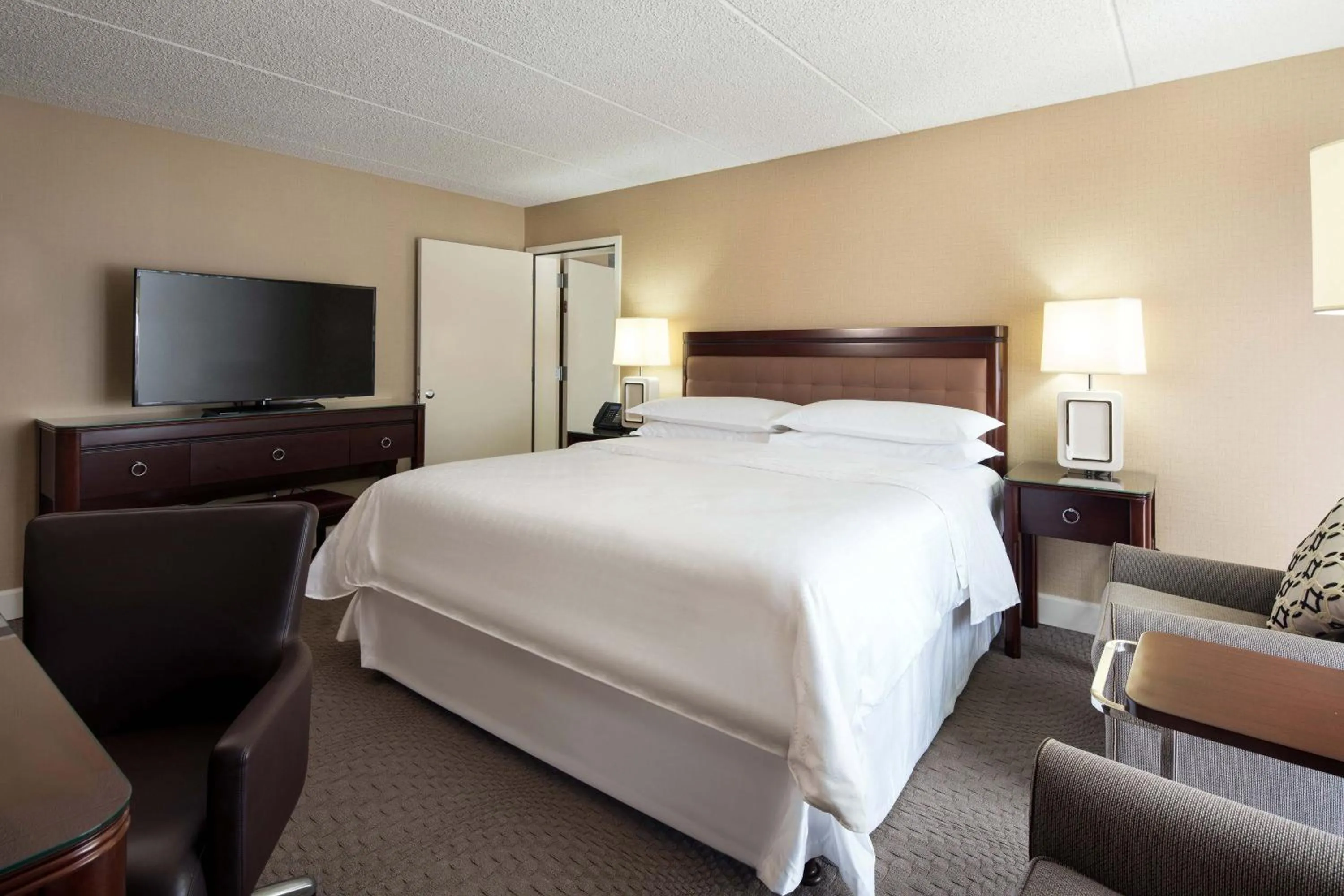 Bedroom, Bed in Sheraton Palo Alto Hotel