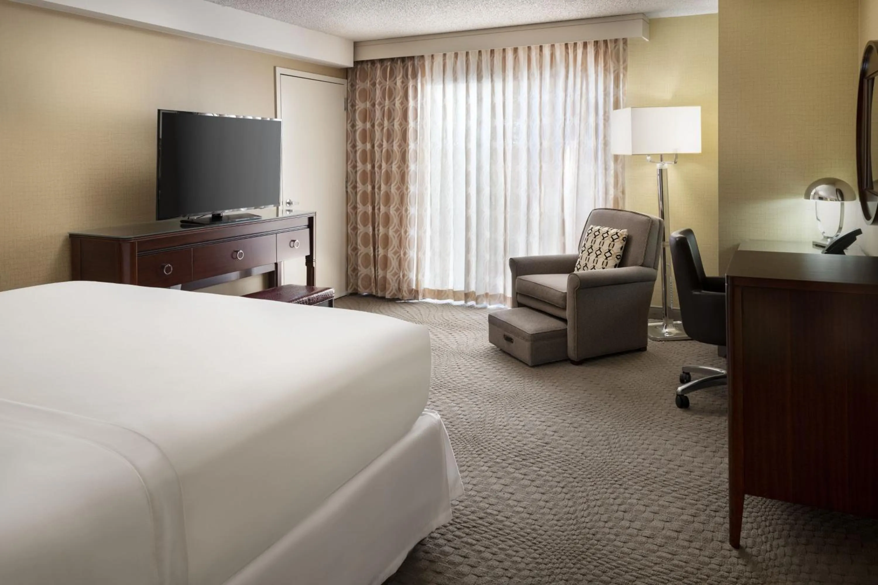 Kitchen or kitchenette, Bed in Sheraton Palo Alto Hotel