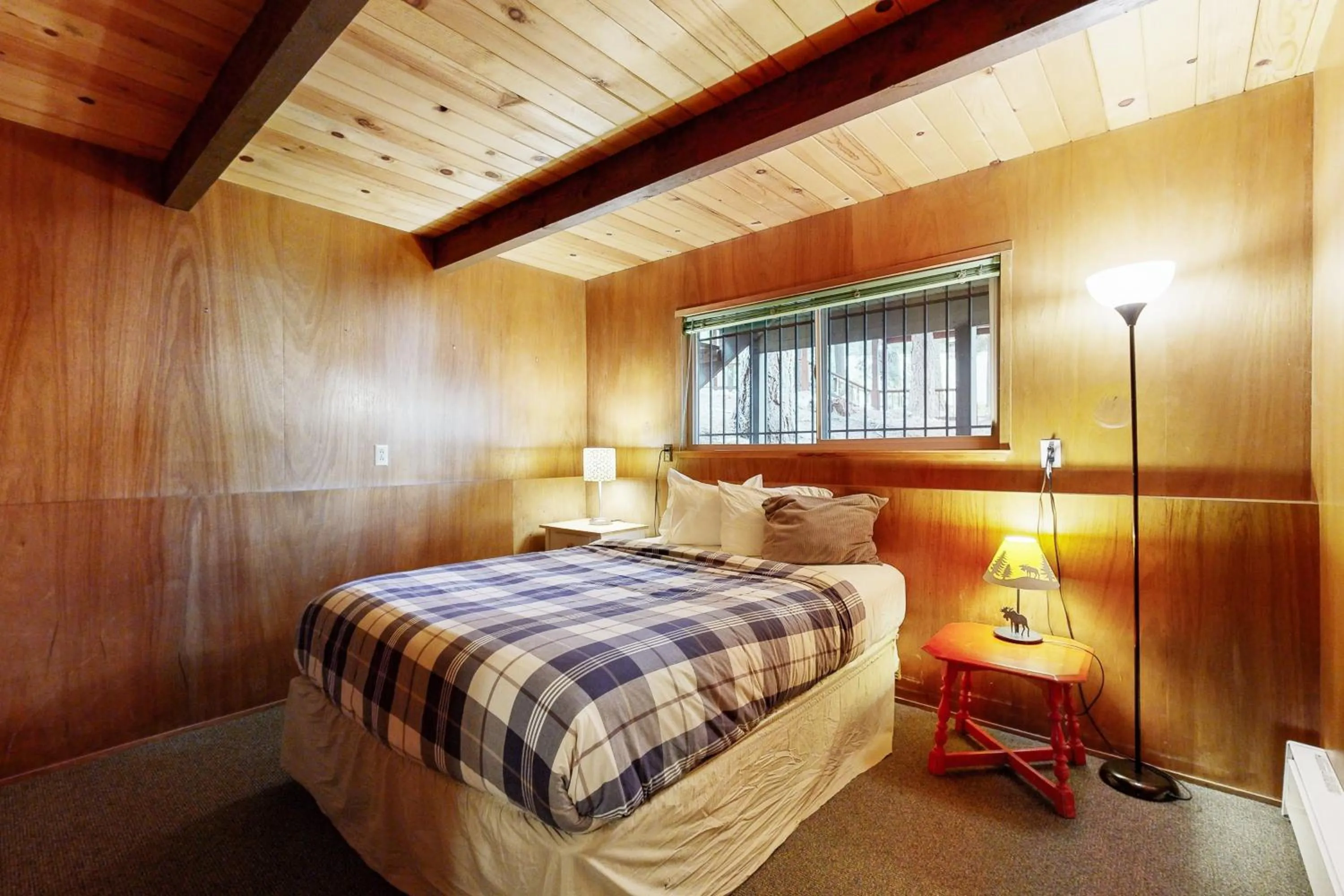 Bed in Donner Lakefront Retreat