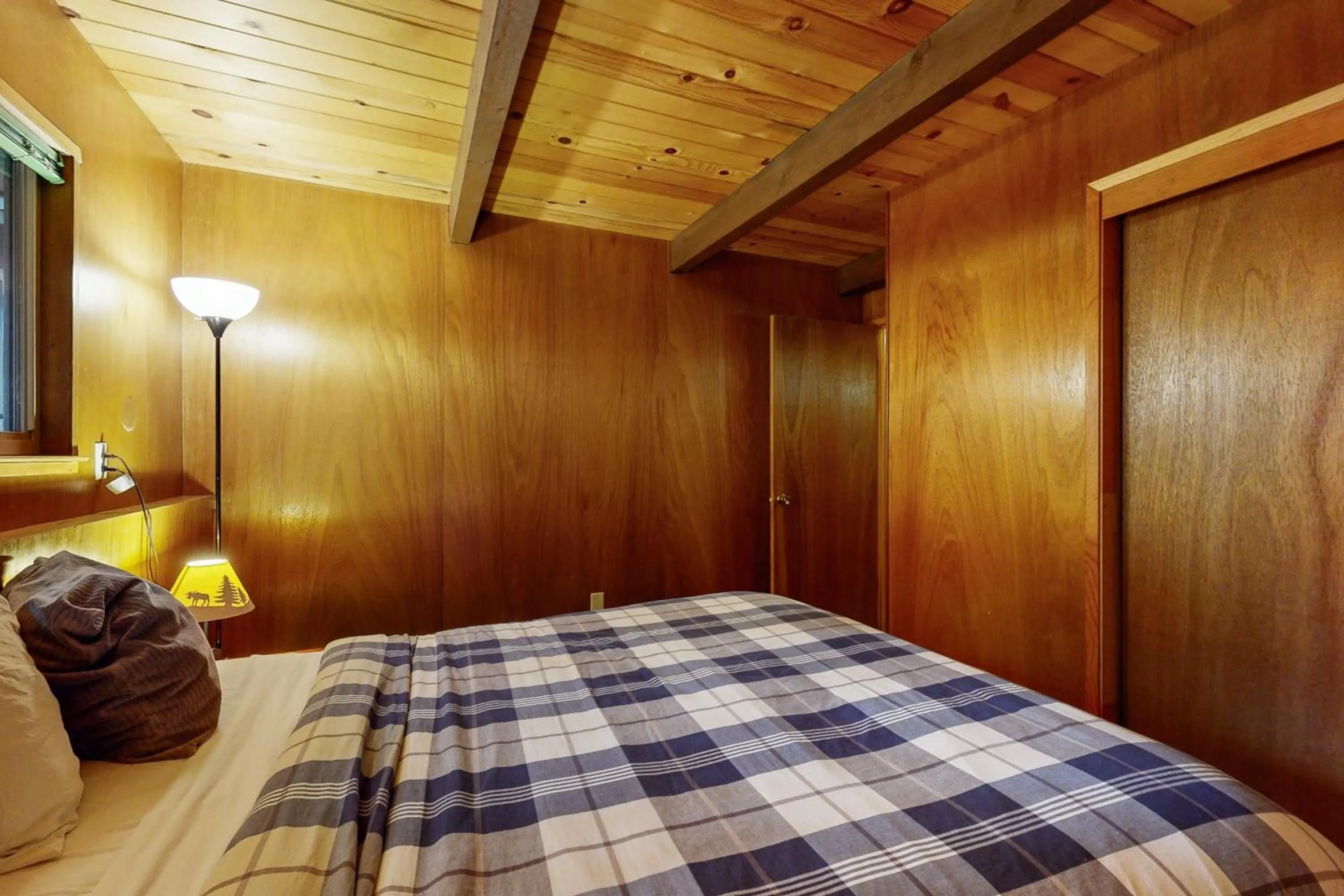 Bed in Donner Lakefront Retreat