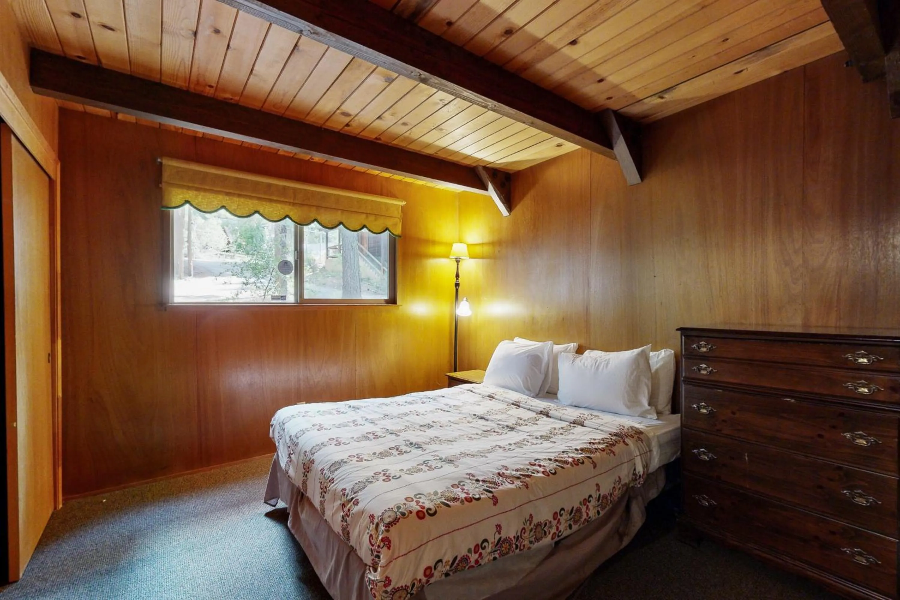 Bed in Donner Lakefront Retreat