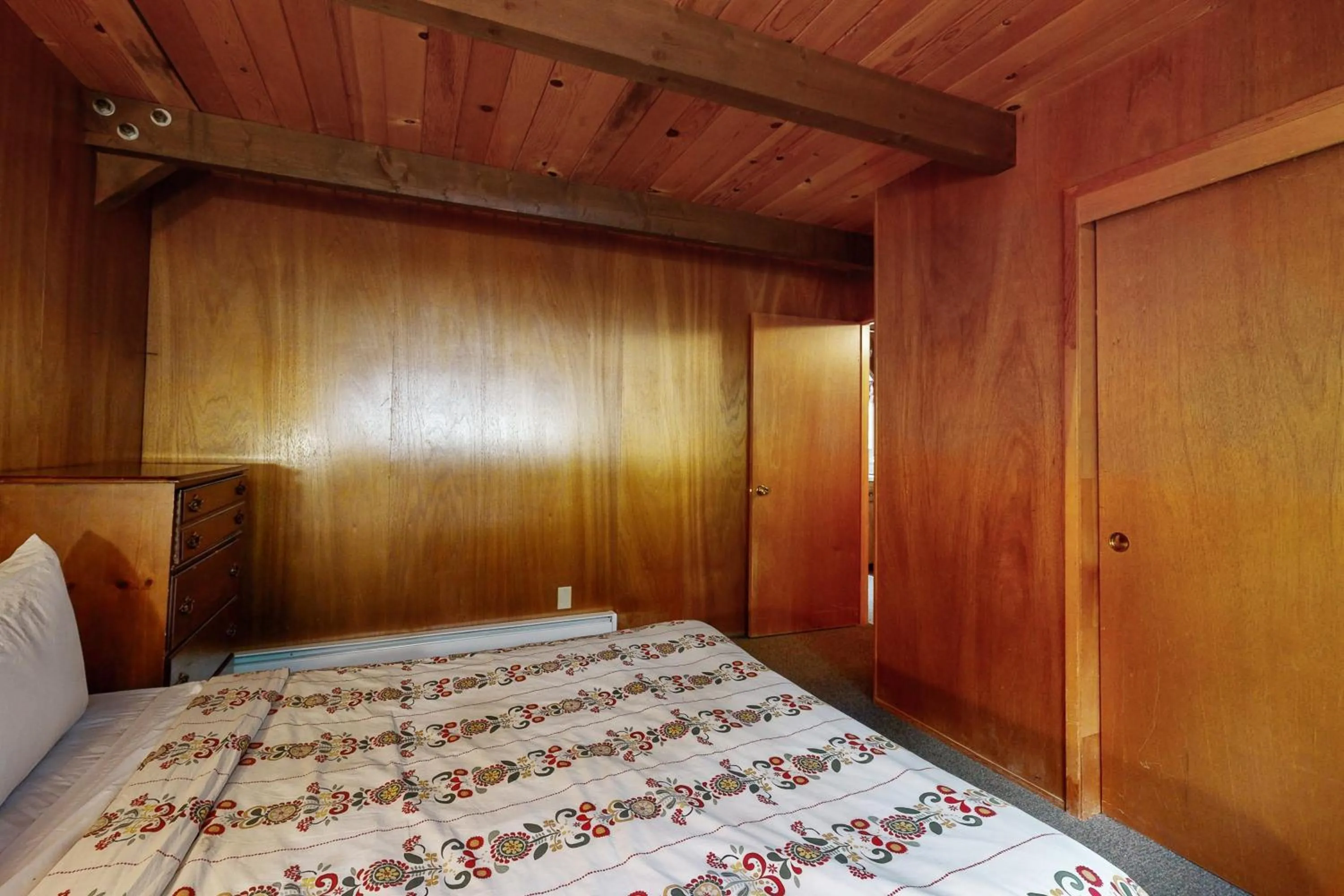 Bed in Donner Lakefront Retreat