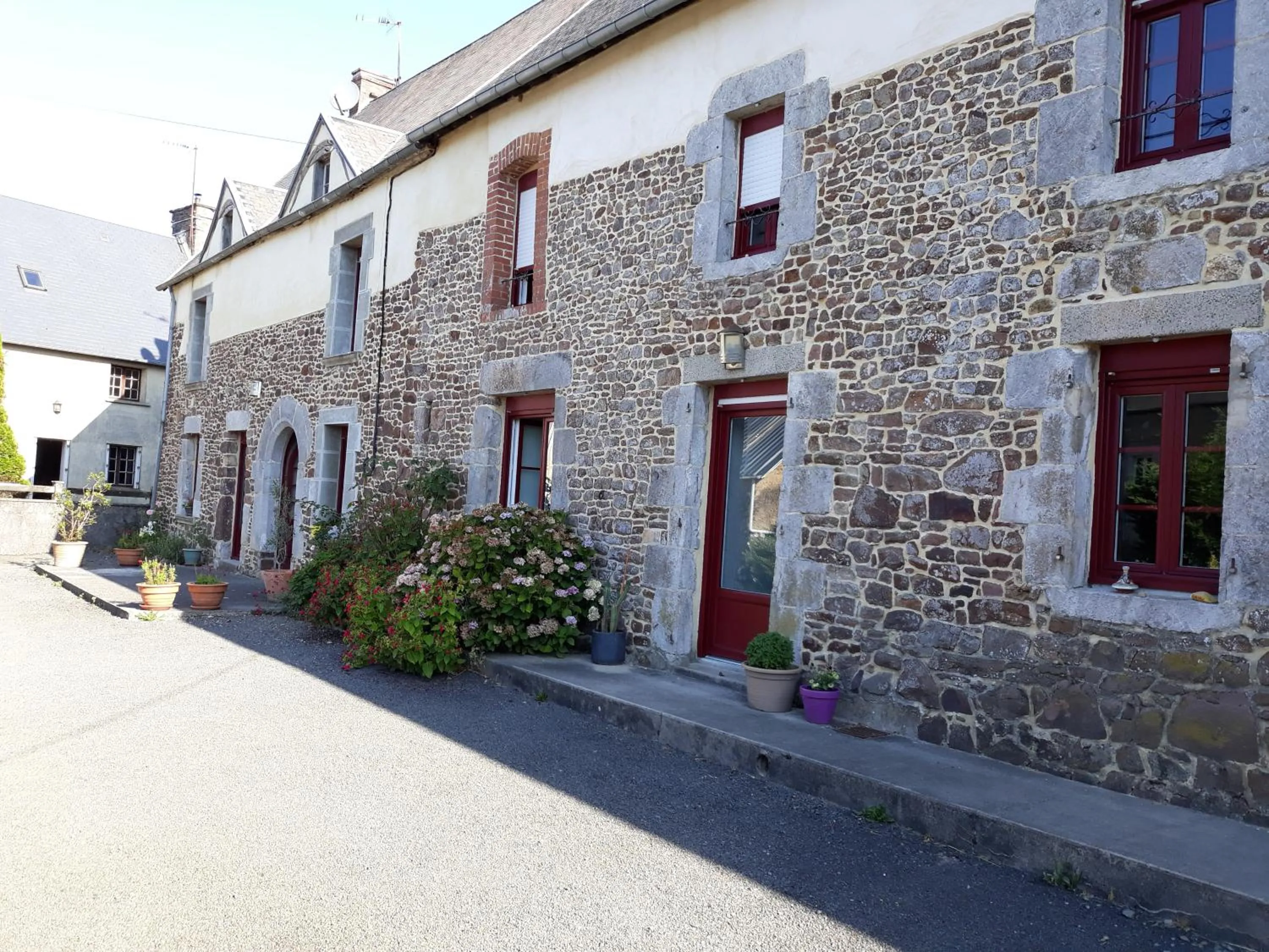 Inner courtyard view in Chambres d'hôtes Au Hameau
