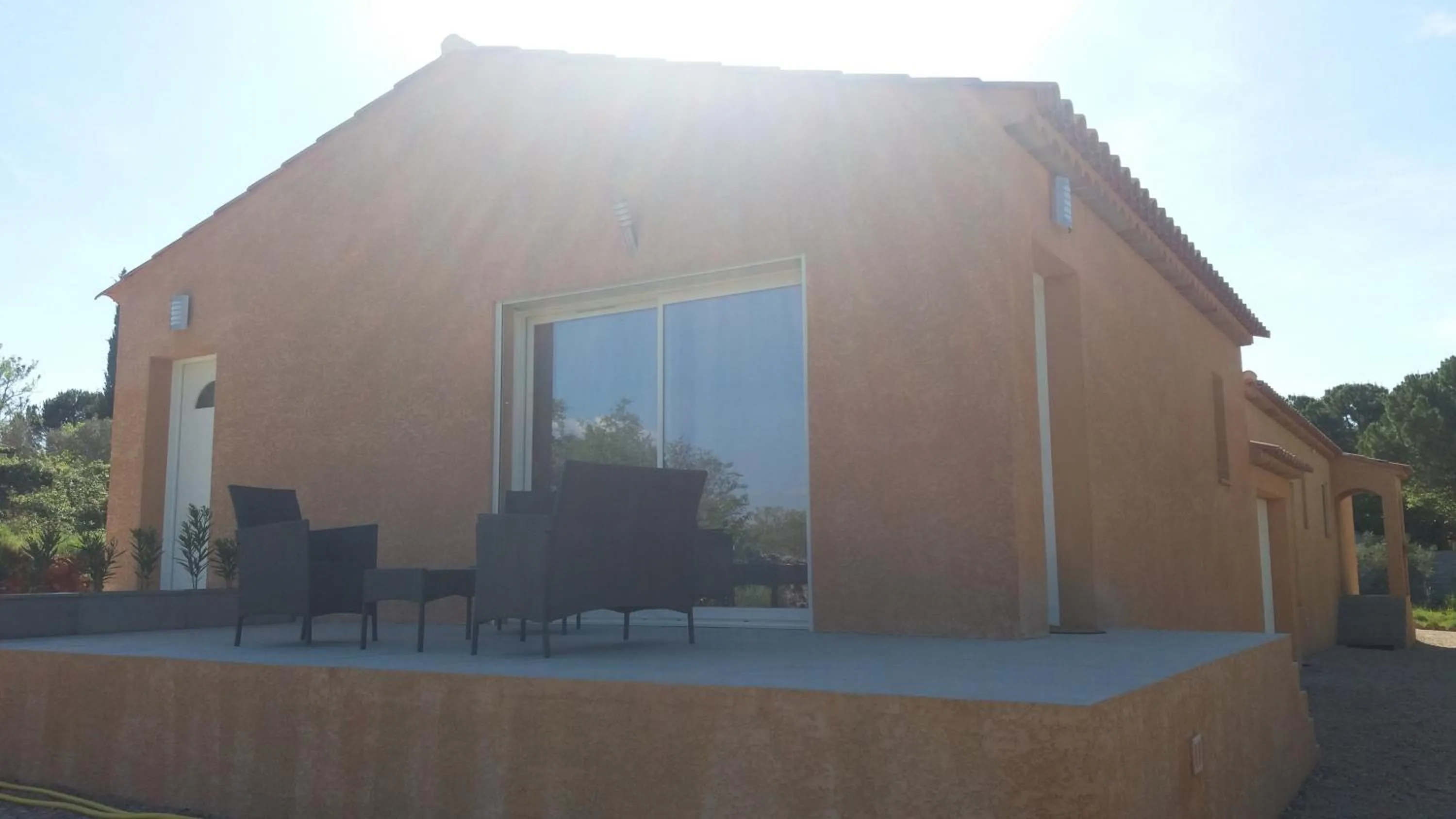 Patio in Chambres d'hôtes, B&B climatisées LA BORRELLIENNE