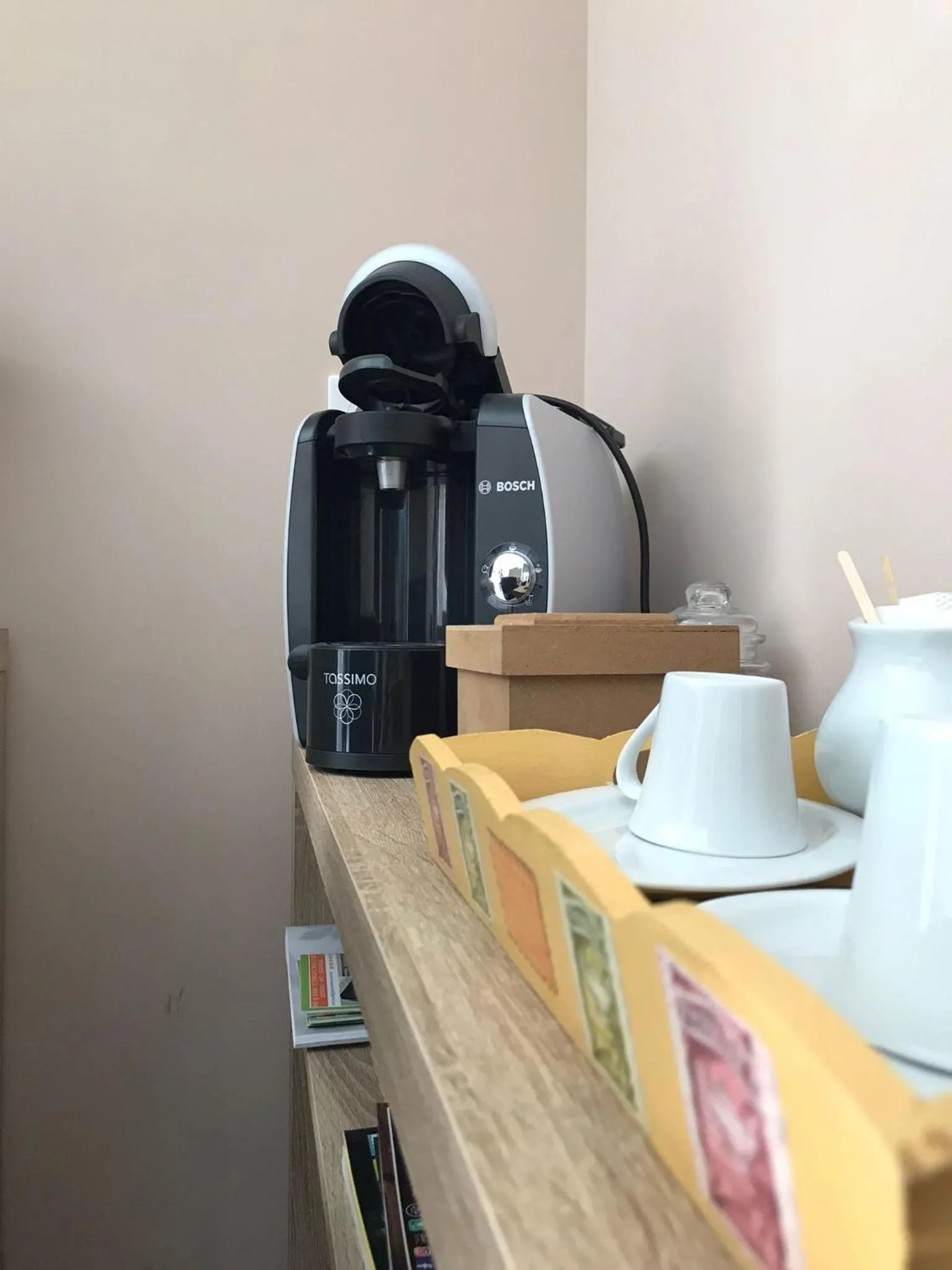 Coffee/tea facilities in Chambres d'hôtes, B&B climatisées LA BORRELLIENNE