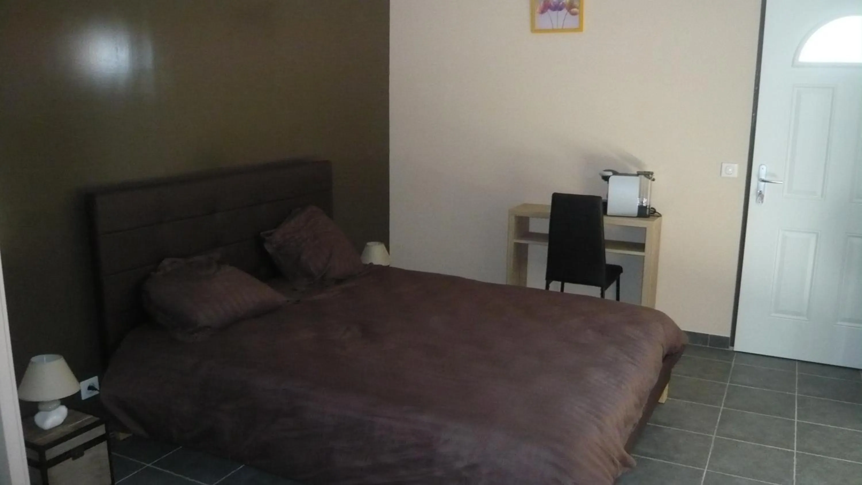 Bed in Chambres d'hôtes, B&B climatisées LA BORRELLIENNE