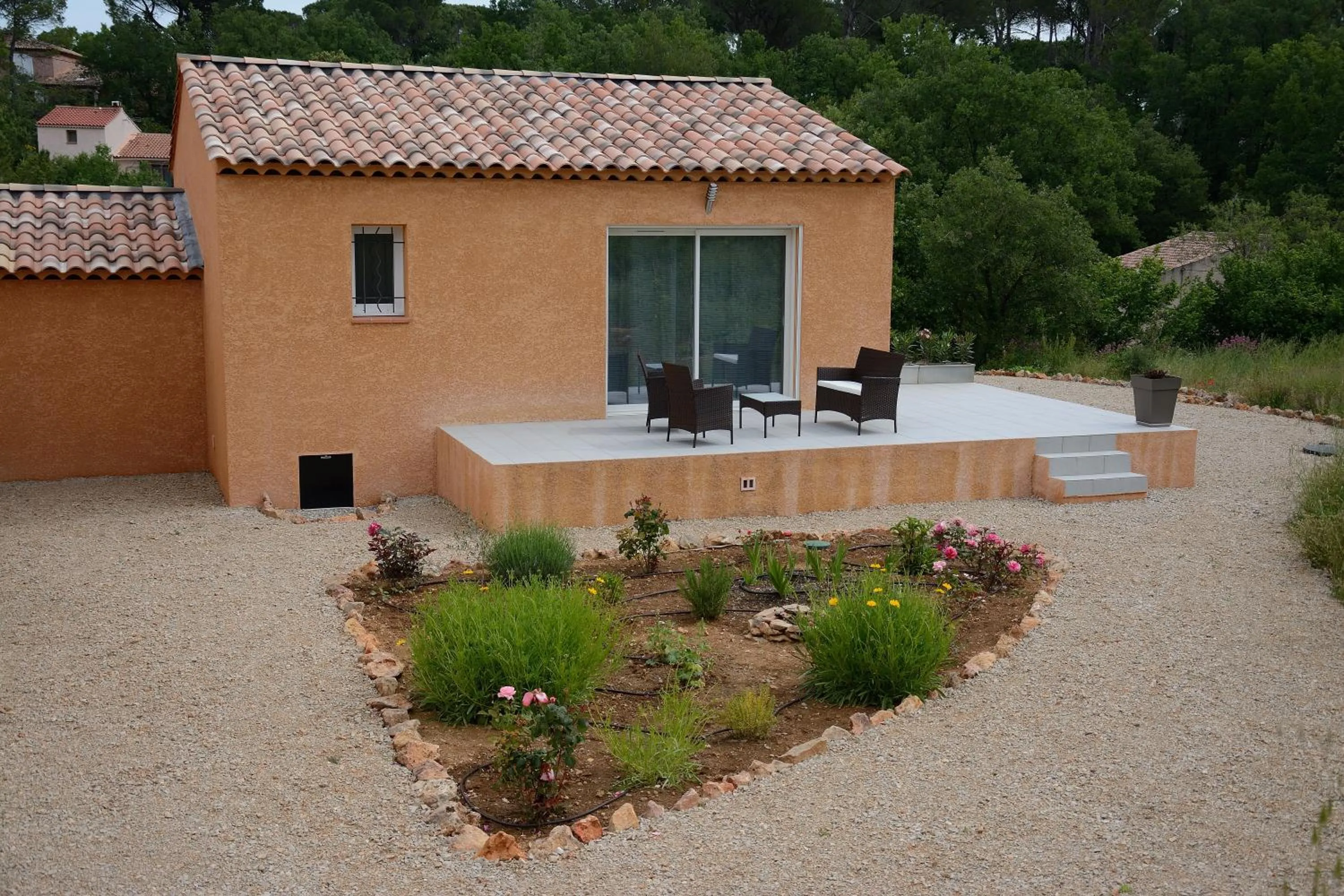 Garden view in Chambres d'hôtes, B&B climatisées LA BORRELLIENNE