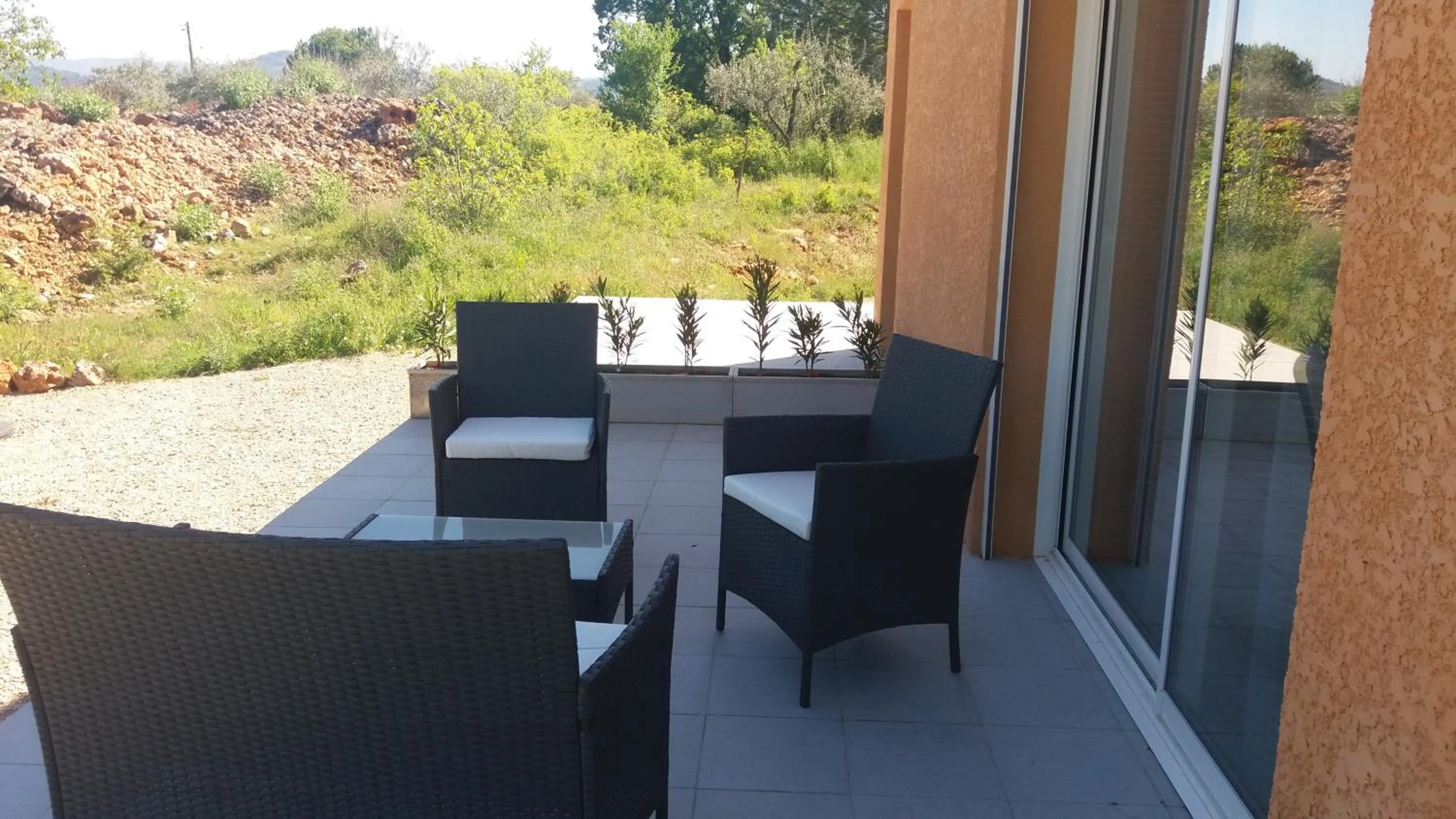 Patio in Chambres d'hôtes, B&B climatisées LA BORRELLIENNE