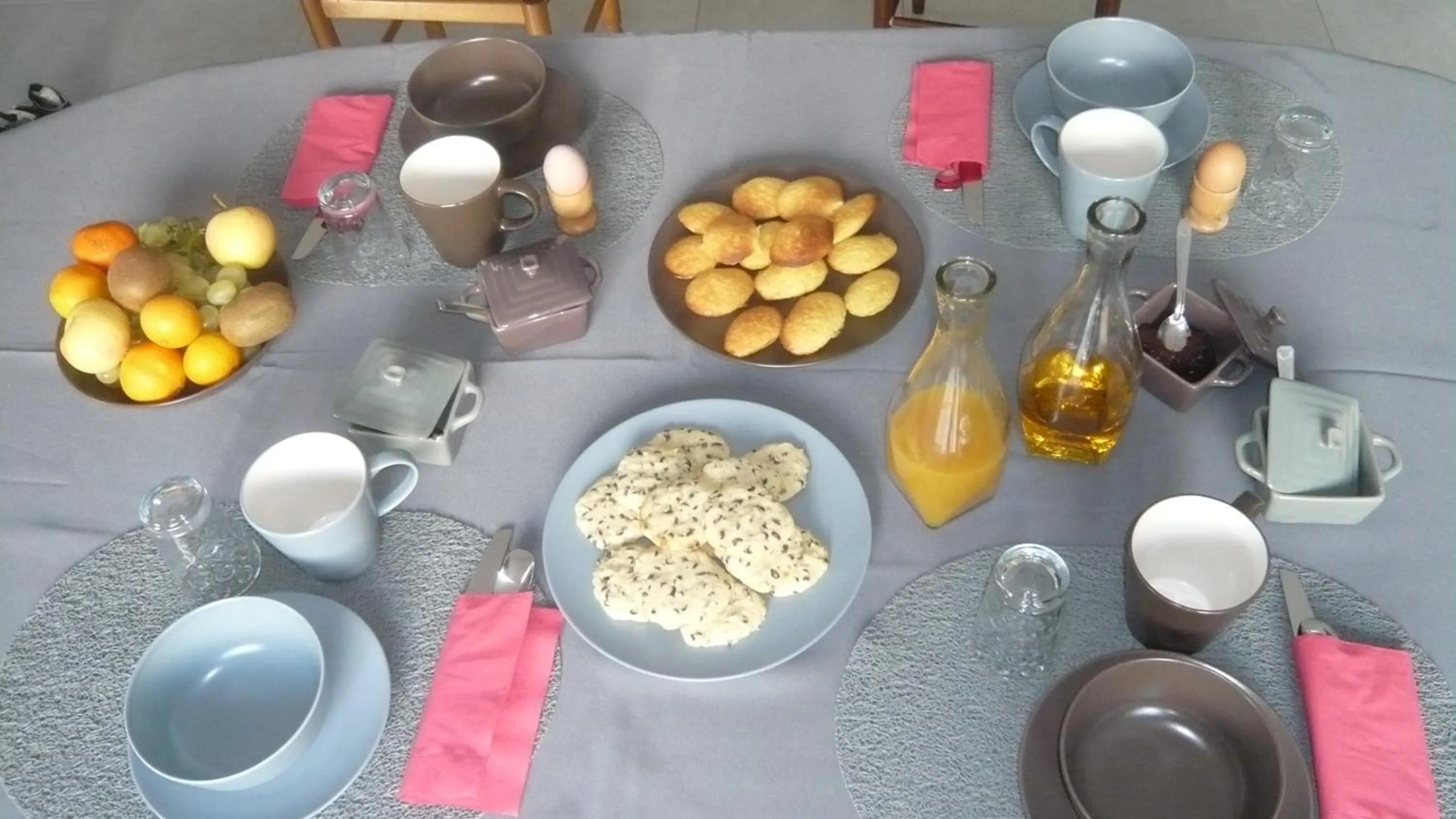 Food and drinks in Chambres d'hôtes, B&B climatisées LA BORRELLIENNE