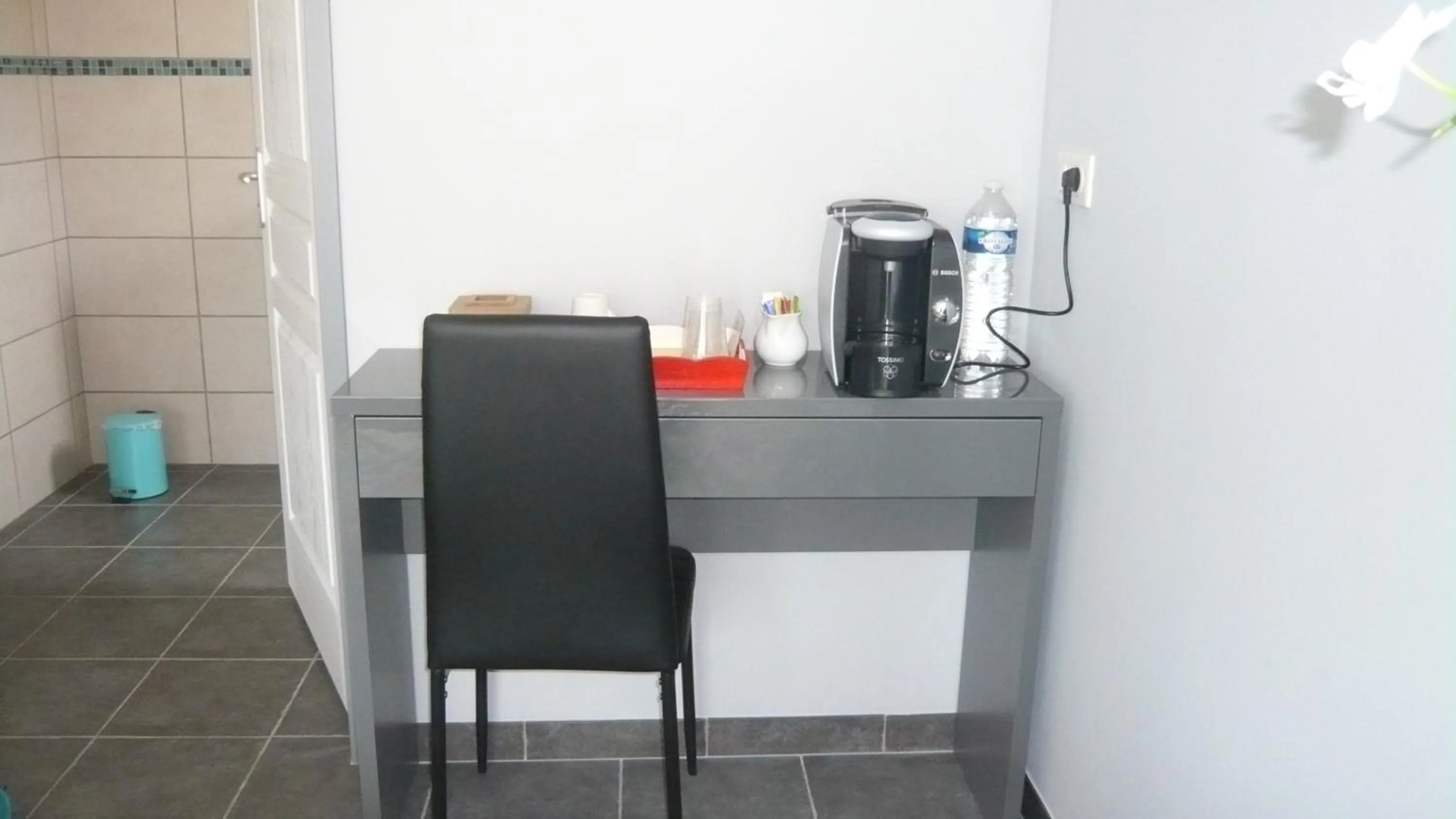 Coffee/tea facilities in Chambres d'hôtes, B&B climatisées LA BORRELLIENNE
