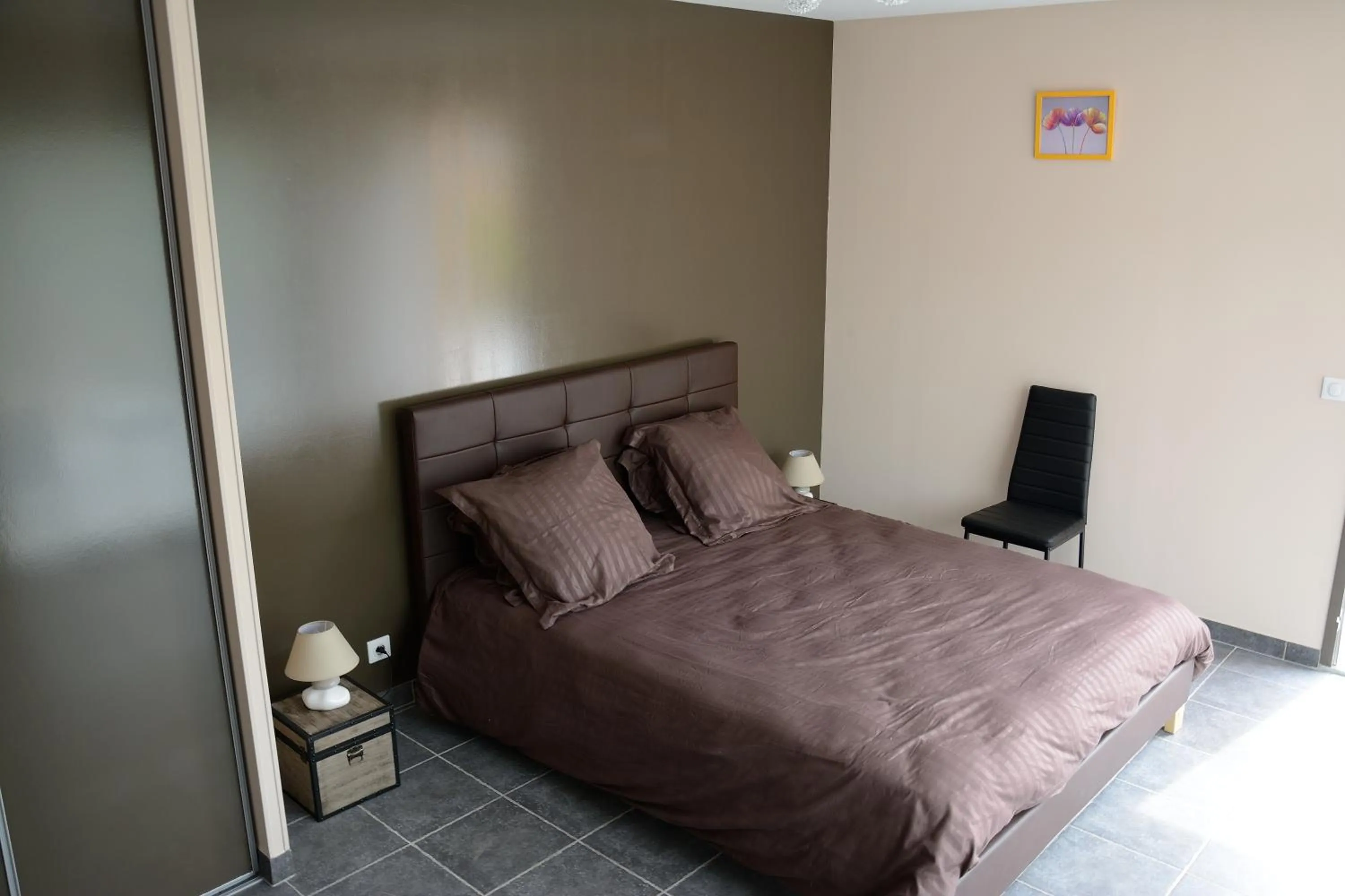 Bed in Chambres d'hôtes, B&B climatisées LA BORRELLIENNE