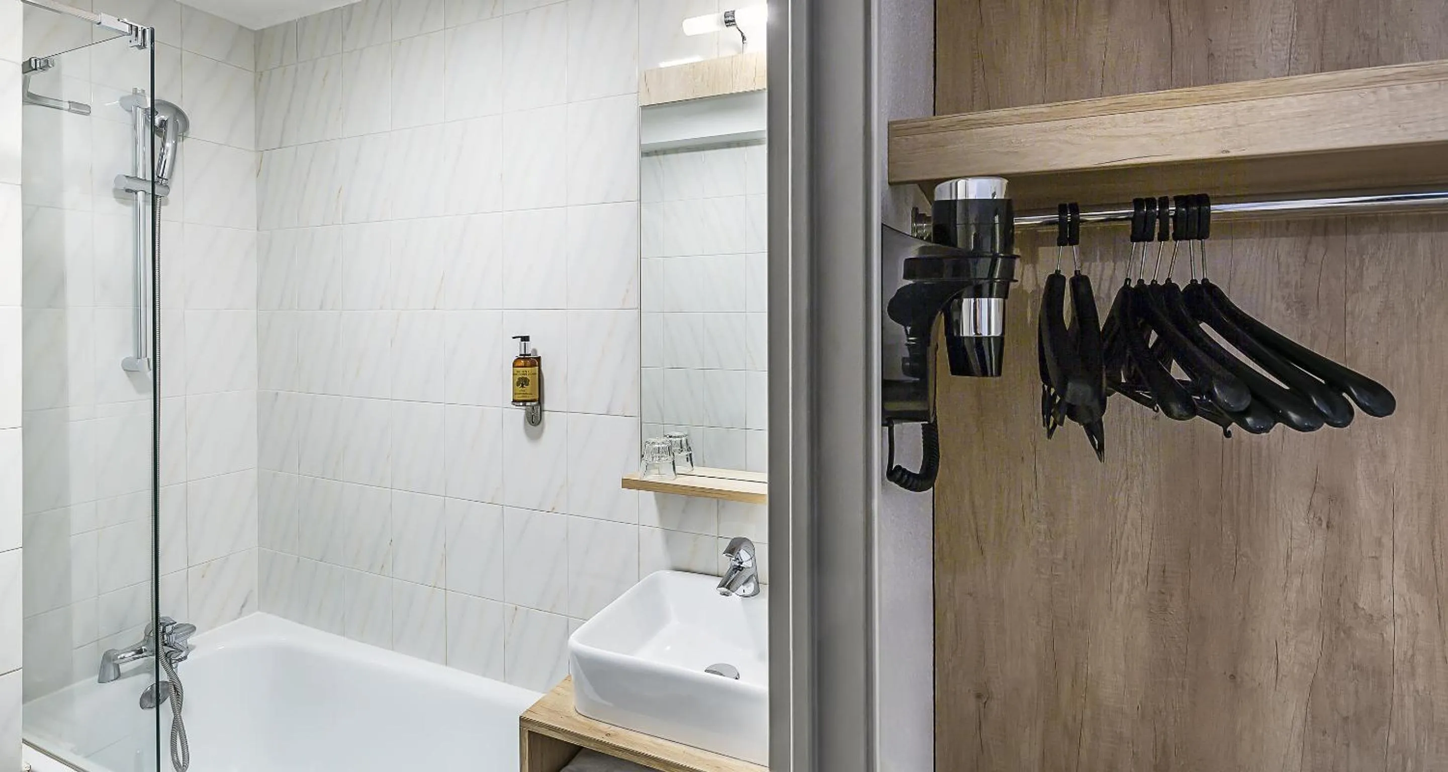 Bathroom in Ostal Pau Universite - Sure Hotel Collection by Best Western