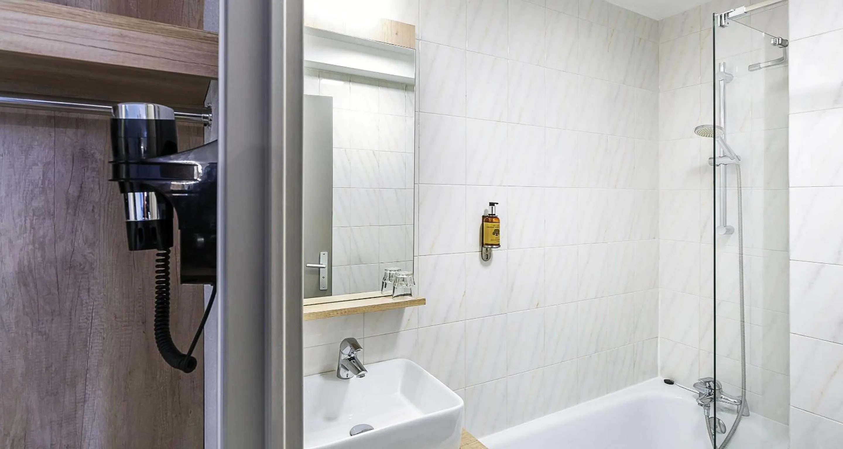 Bathroom in Ostal Pau Universite - Sure Hotel Collection by Best Western