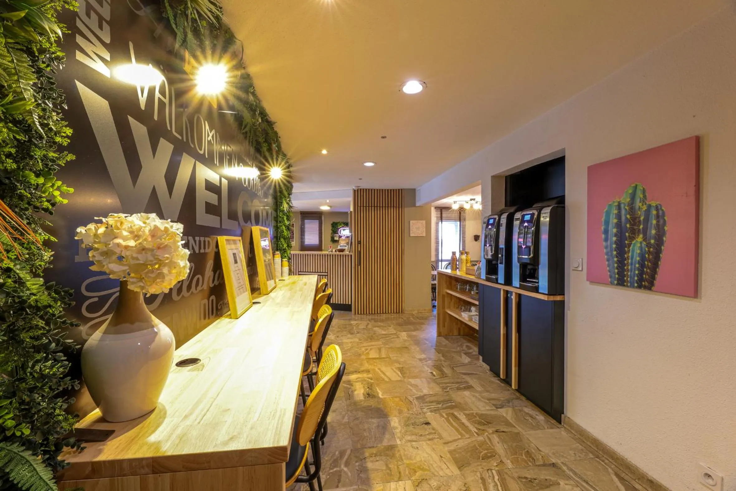 Lounge or bar in Ostal Pau Universite - Sure Hotel Collection by Best Western