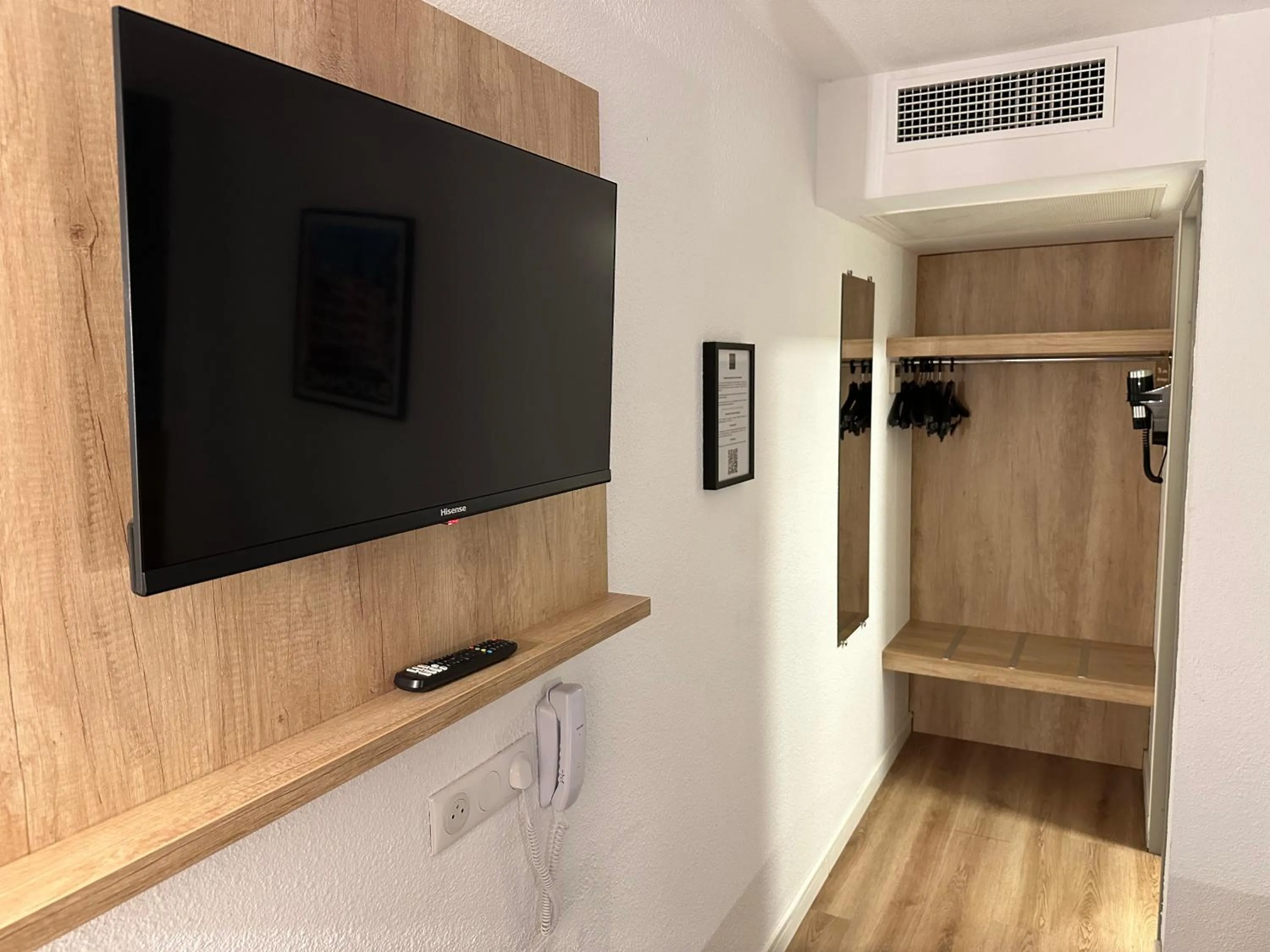 TV and multimedia in Ostal Pau Universite - Sure Hotel Collection by Best Western