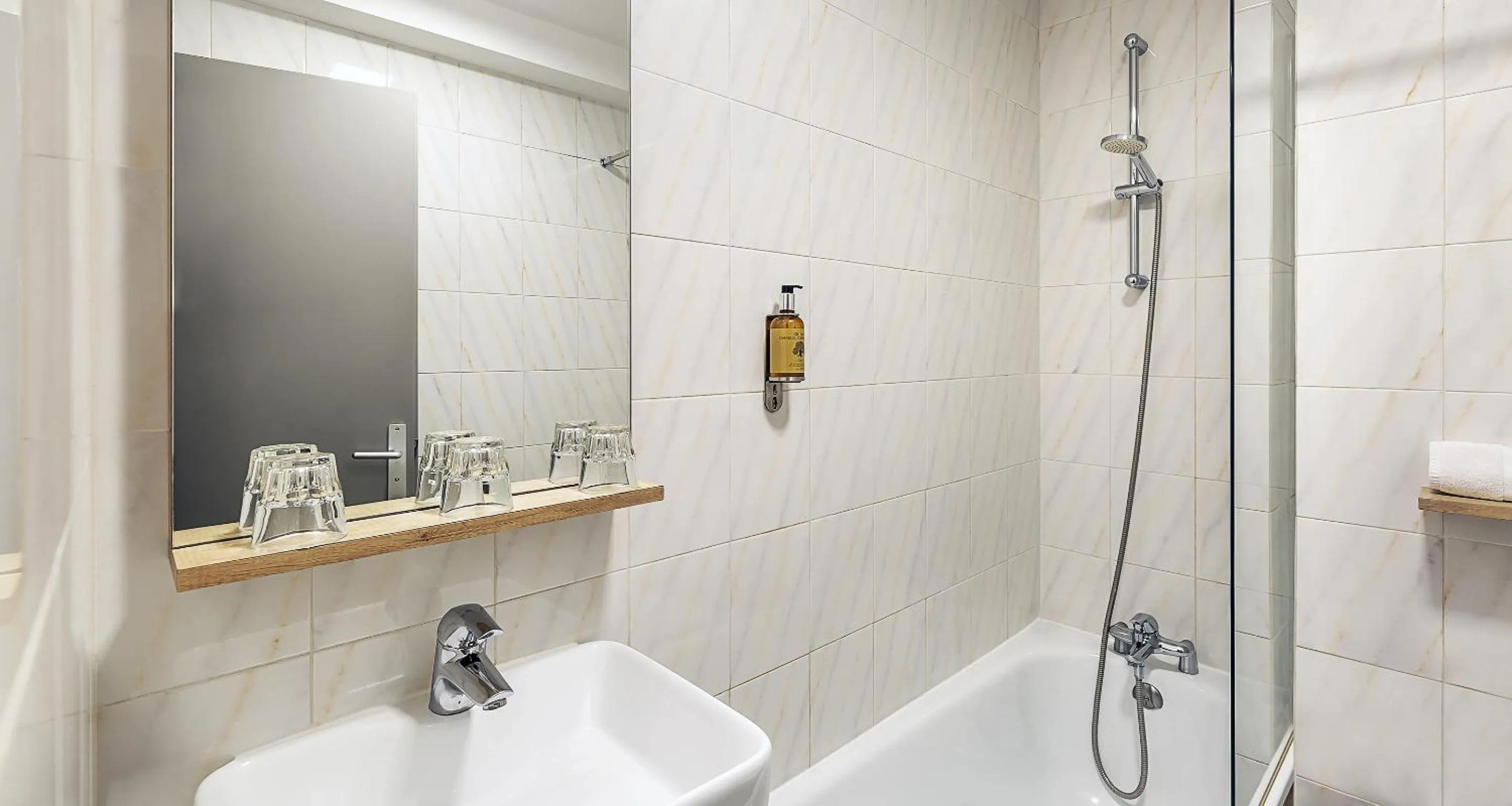 Bathroom in Ostal Pau Universite - Sure Hotel Collection by Best Western