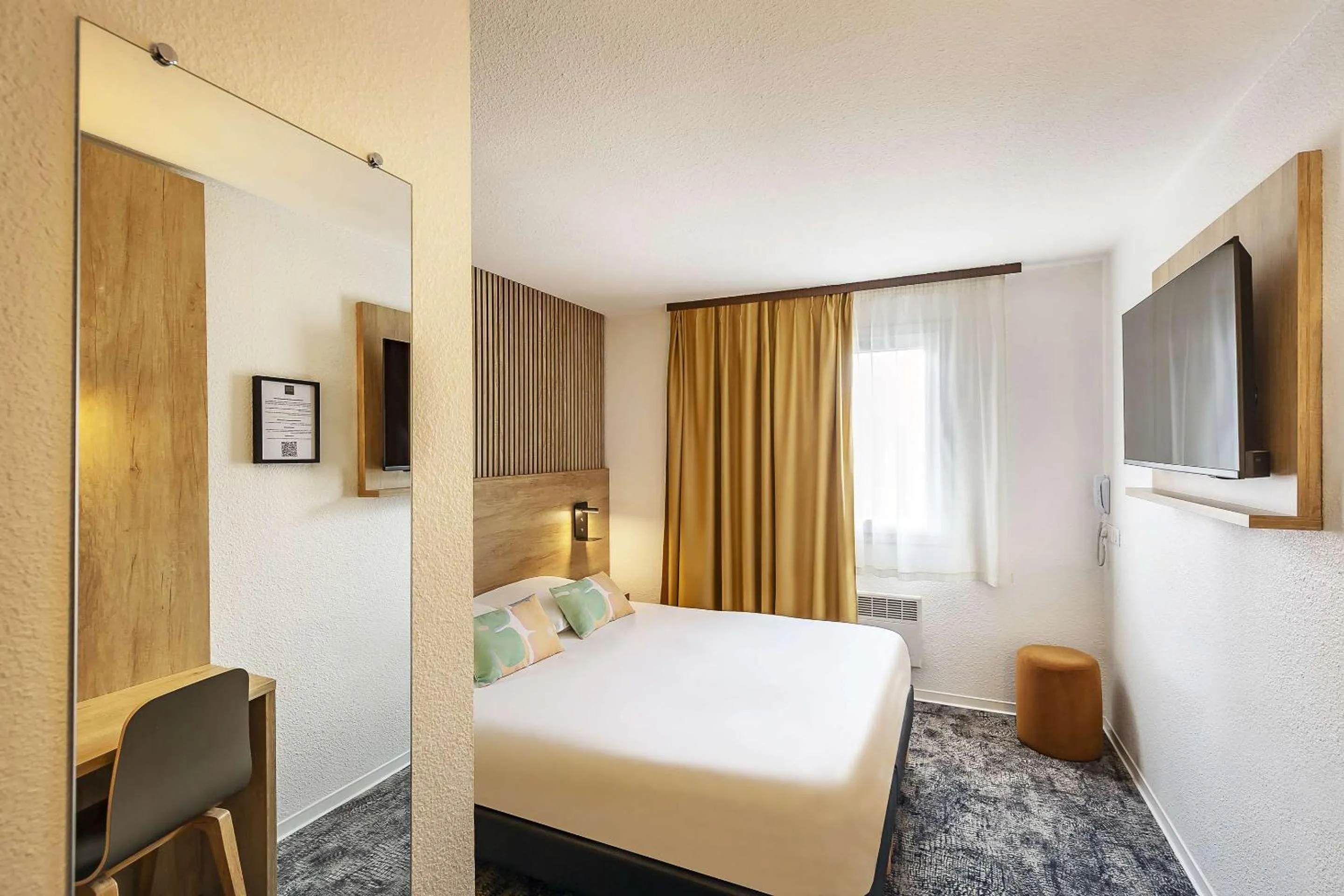 Bedroom, Bed in Ostal Pau Universite - Sure Hotel Collection by Best Western