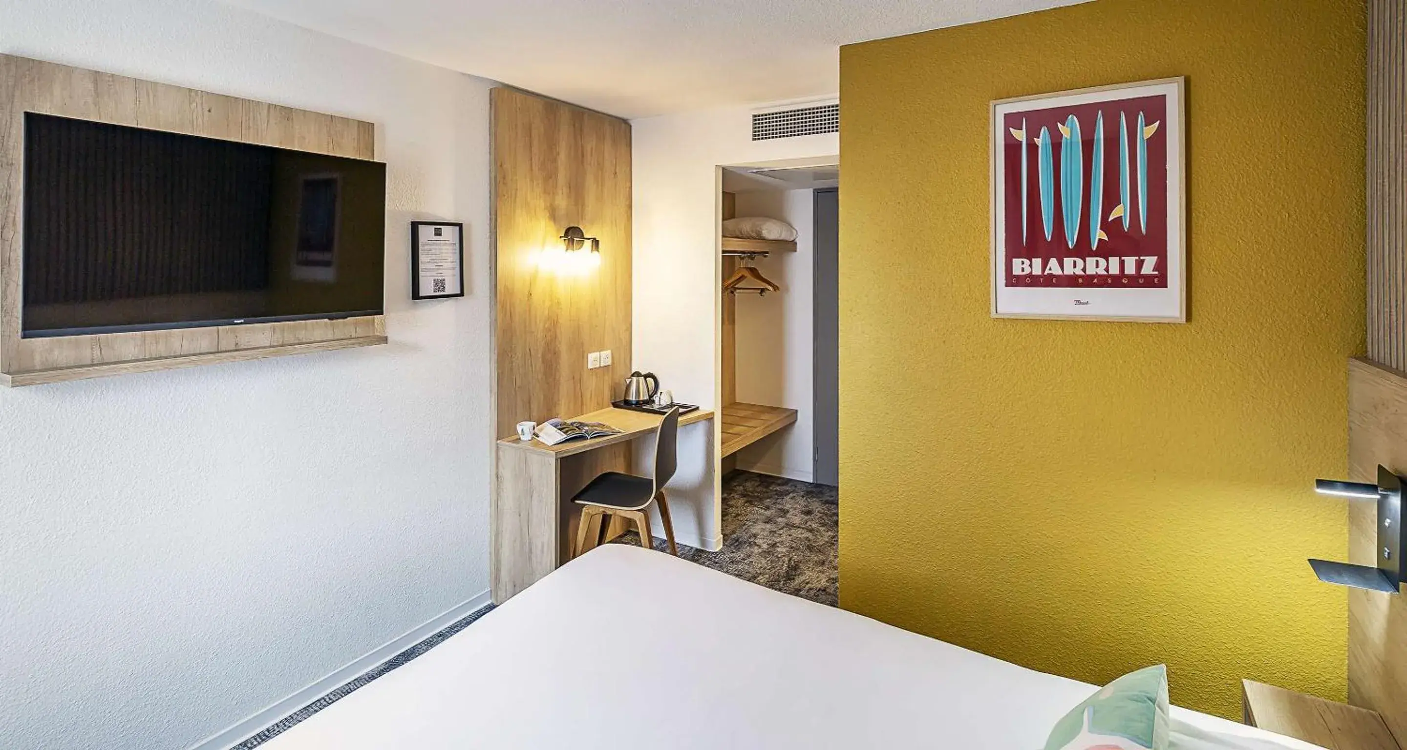 Bedroom, Bed in Ostal Pau Universite - Sure Hotel Collection by Best Western Bedroom, Bed in Ostal Pau Universite - Sure Hotel Collection by Best Western