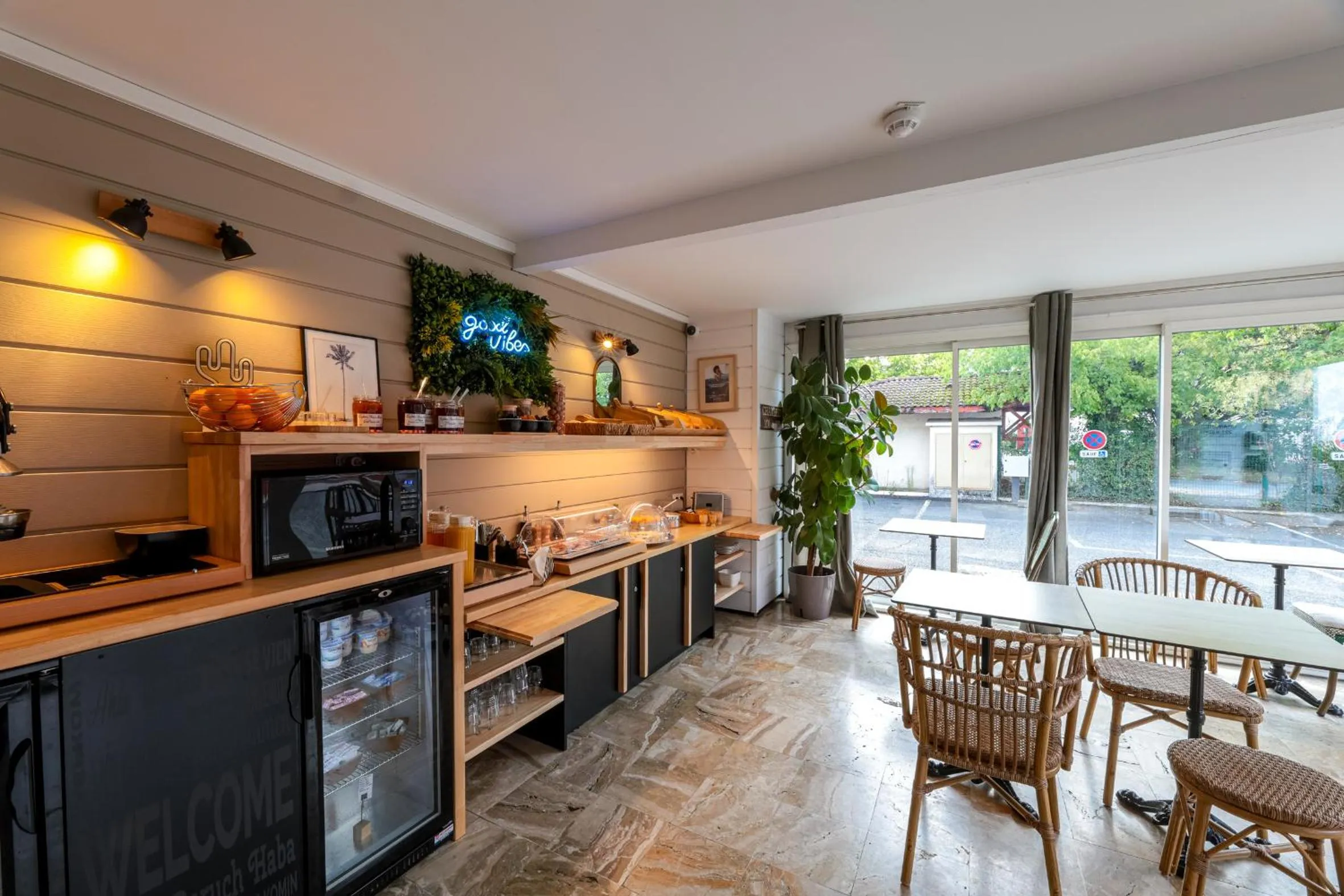 Breakfast in Ostal Pau Universite - Sure Hotel Collection by Best Western