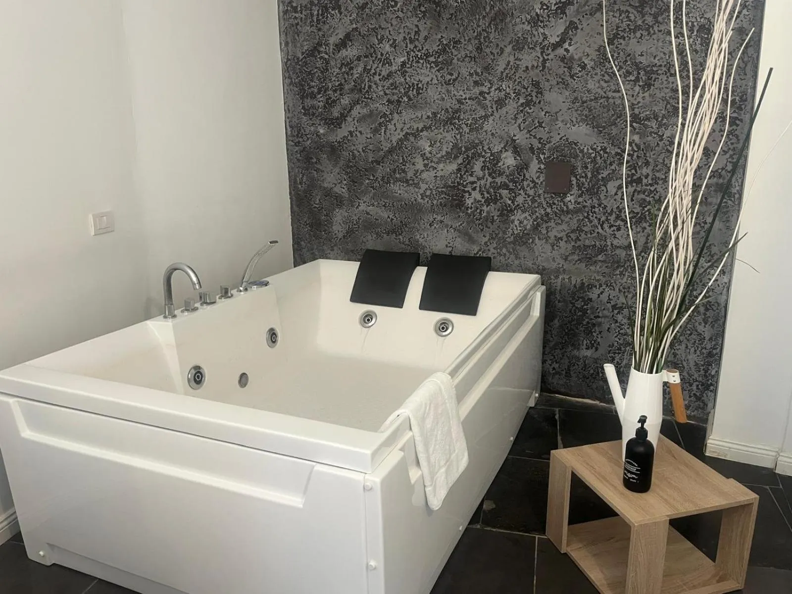 Bath in Hotel Terme Neronensis