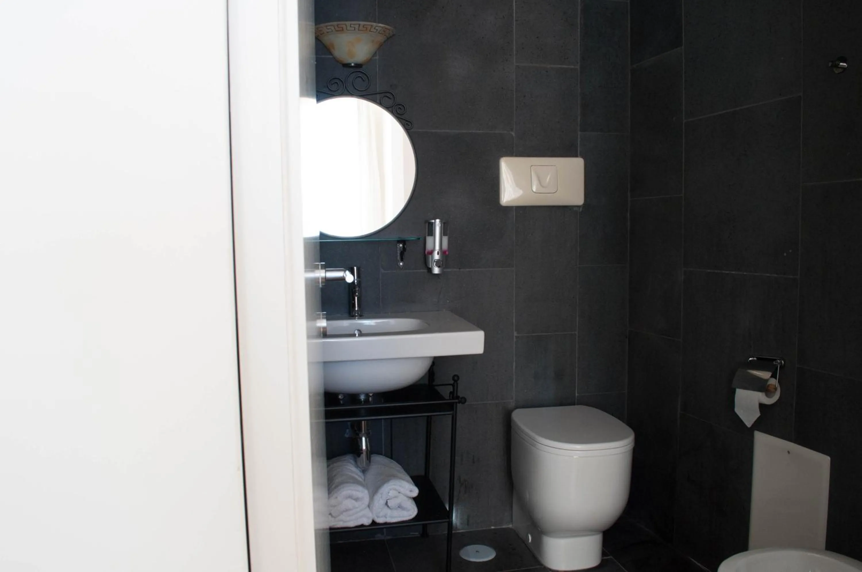 Bathroom in Hotel Terme Neronensis