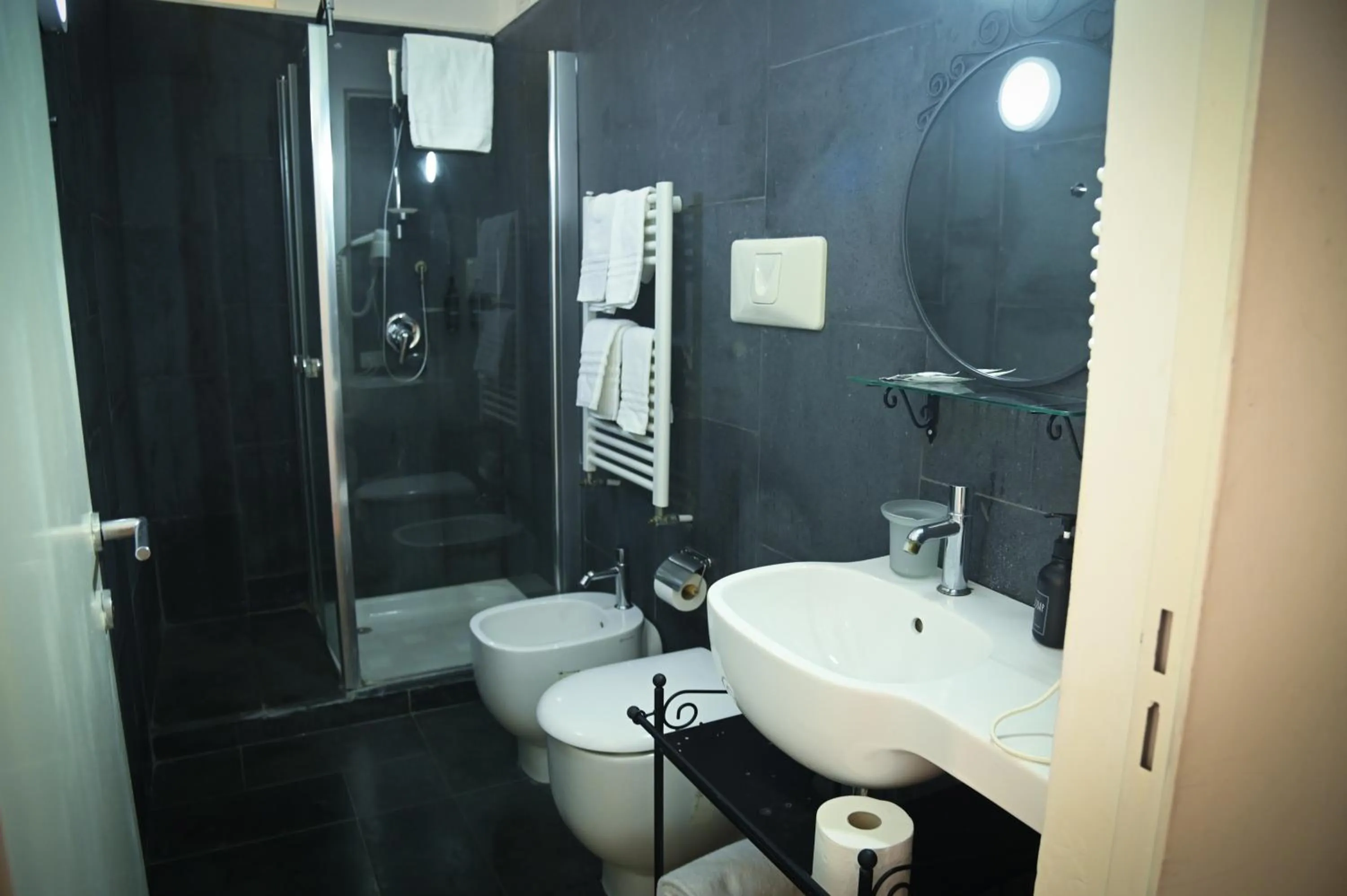 Bathroom in Hotel Terme Neronensis