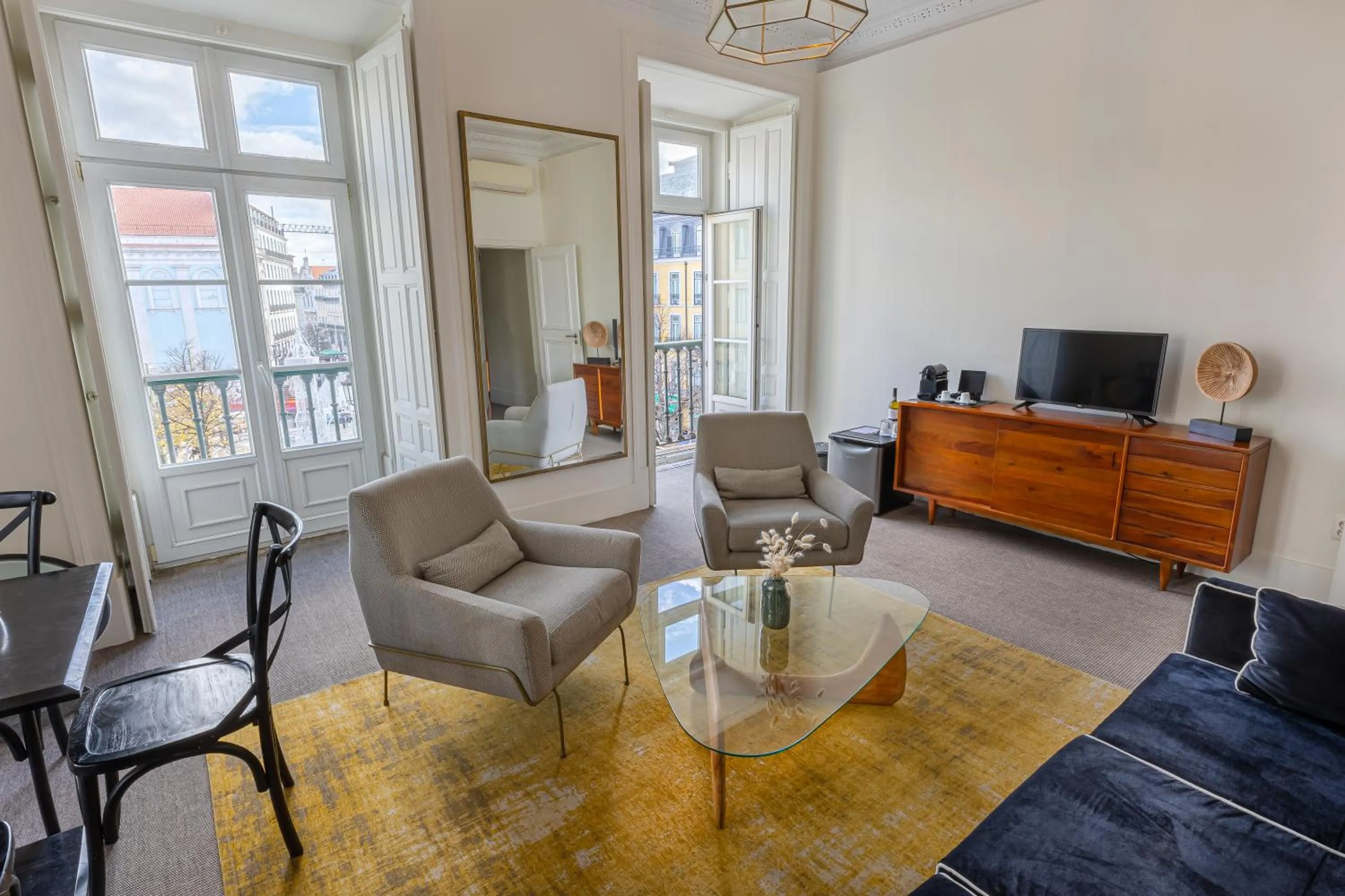 TV and multimedia in Le Consulat