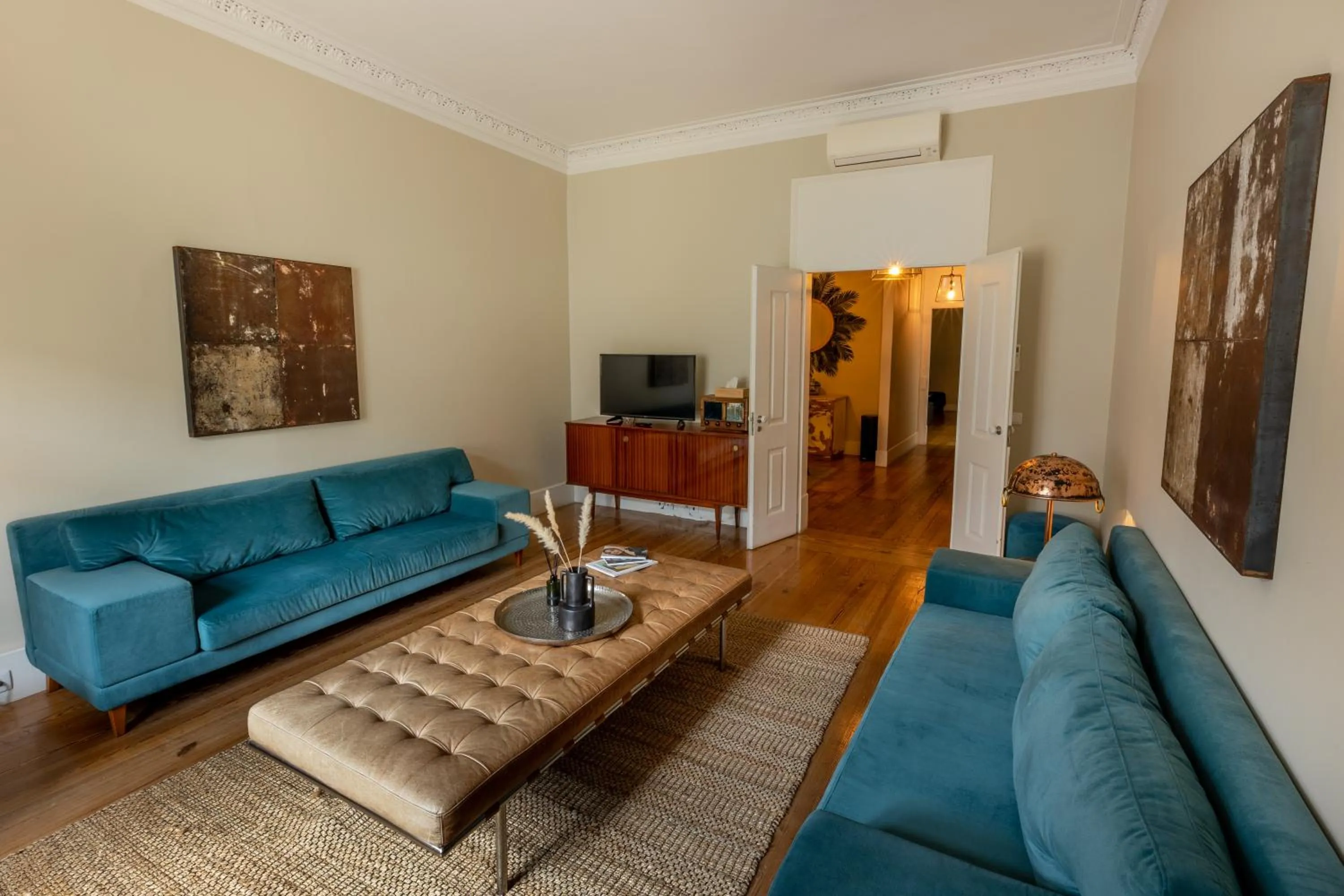 TV and multimedia in Le Consulat