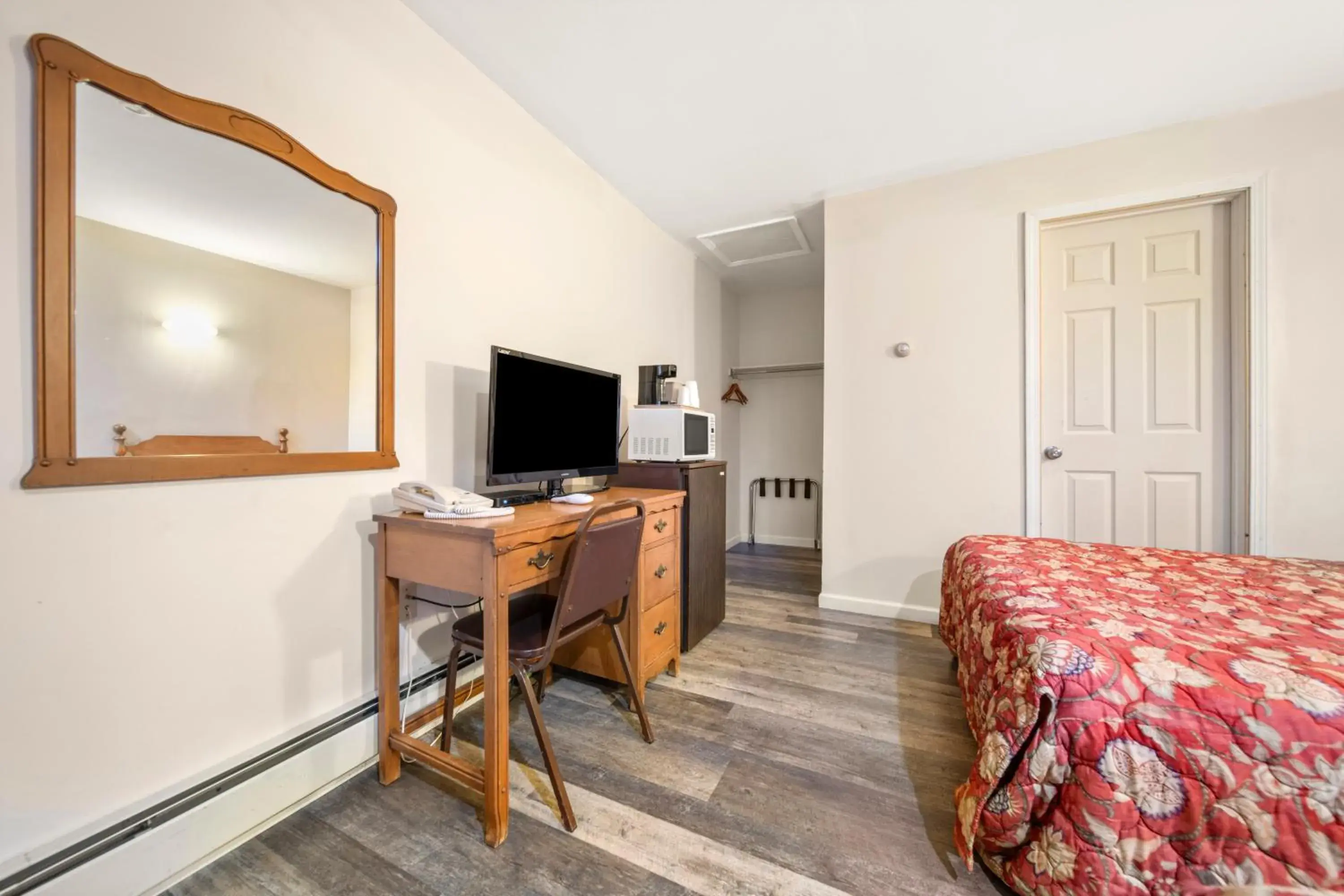 Deluxe Double Room - single occupancy in Thumb Heritage Inn Deluxe Double Room - single occupancy in Thumb Heritage Inn