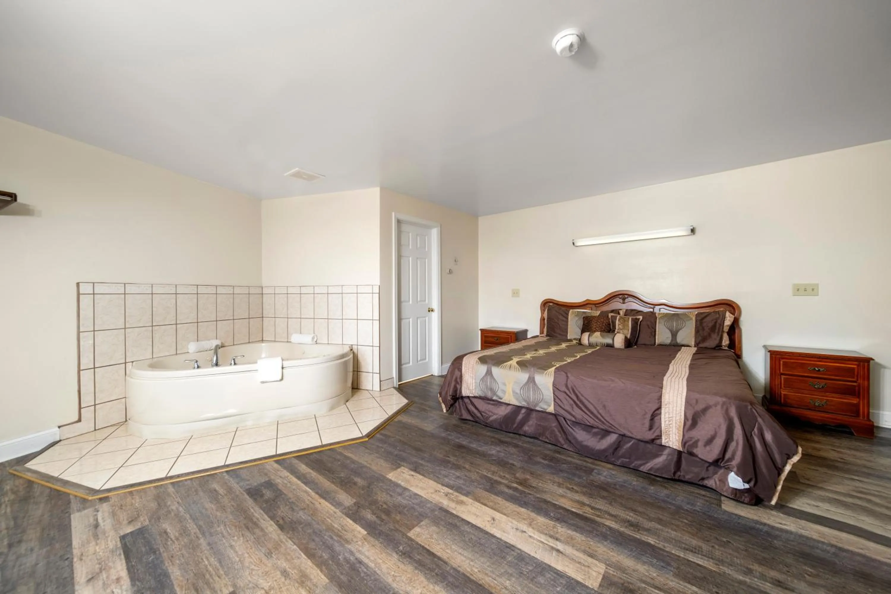 Bed in Thumb Heritage Inn