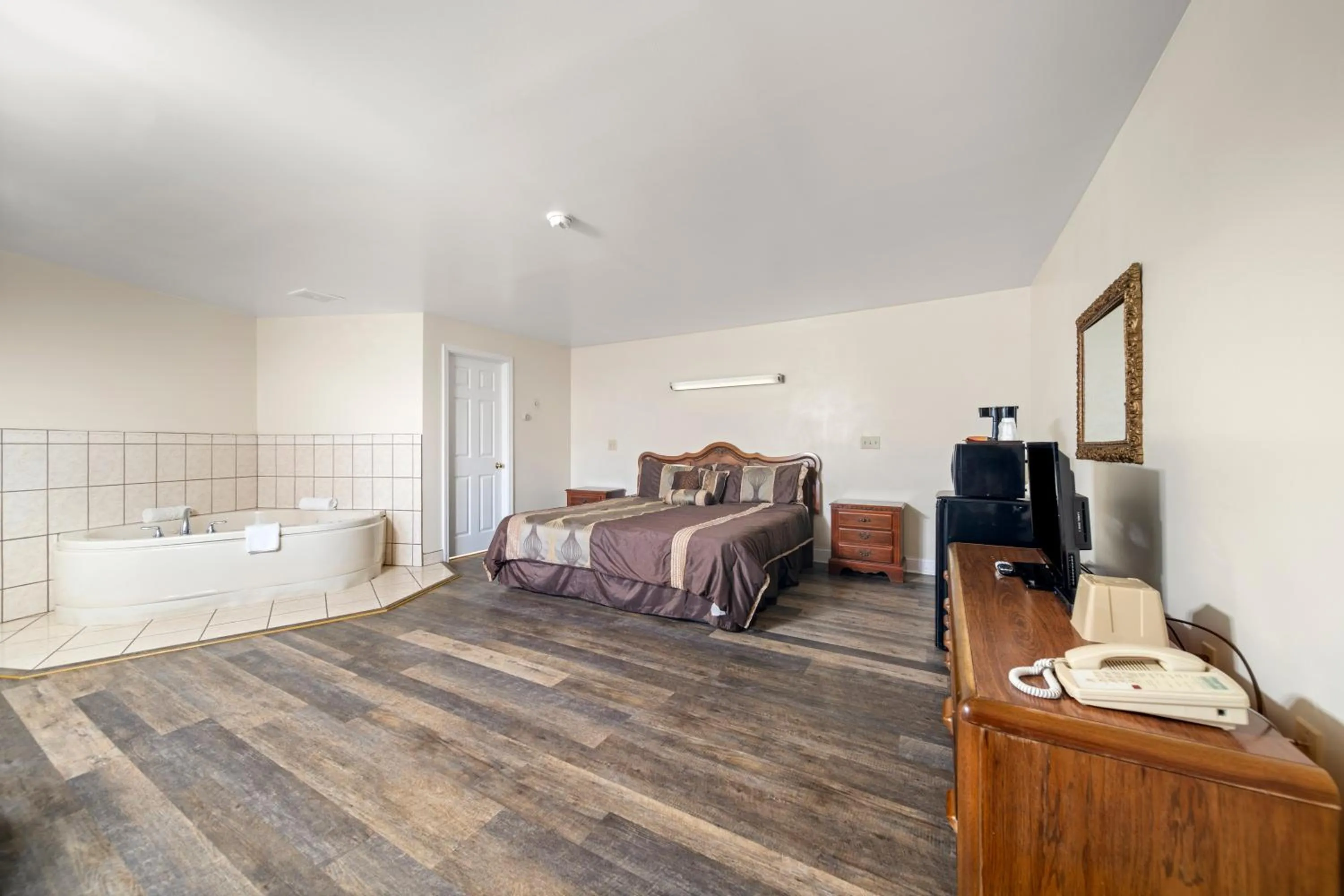 Bed in Thumb Heritage Inn