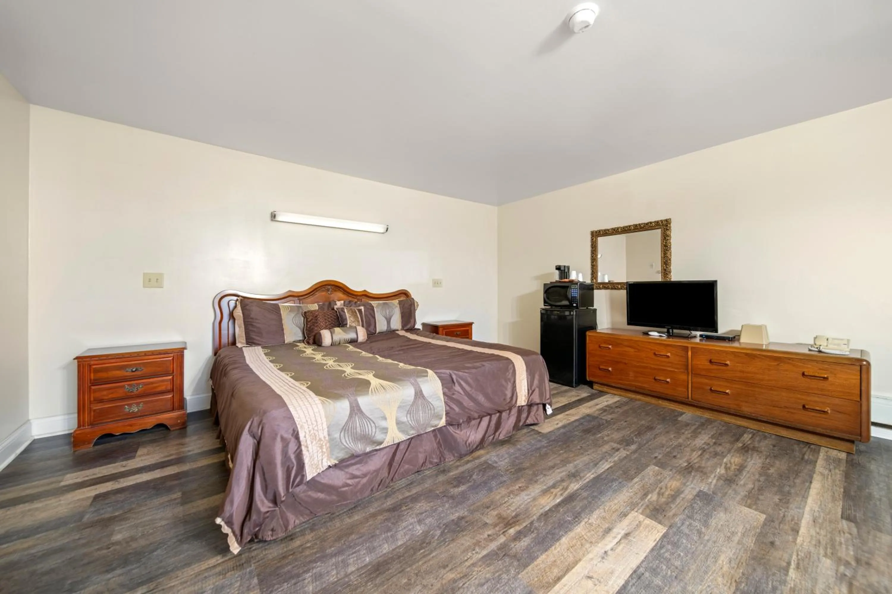 Bed in Thumb Heritage Inn