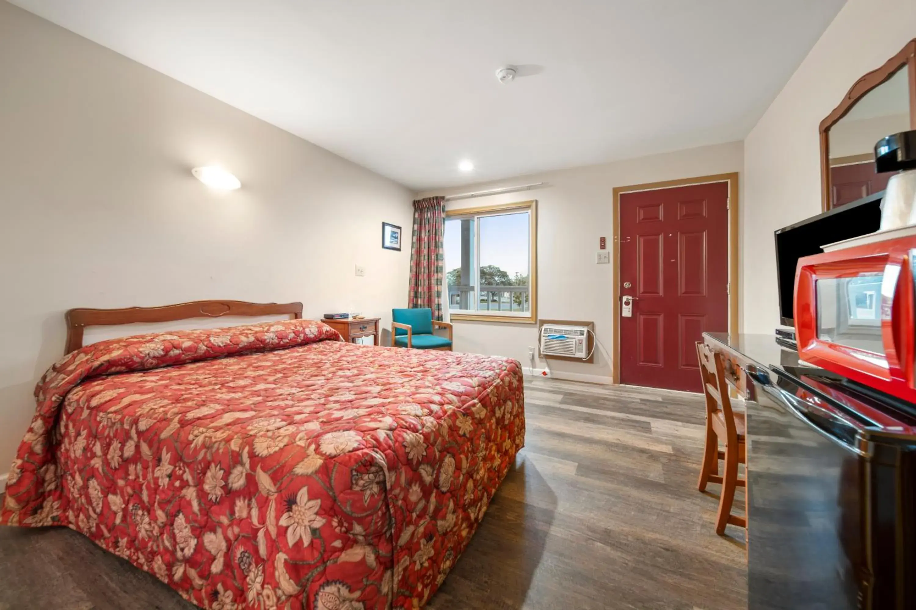 Queen Room in Thumb Heritage Inn Queen Room in Thumb Heritage Inn