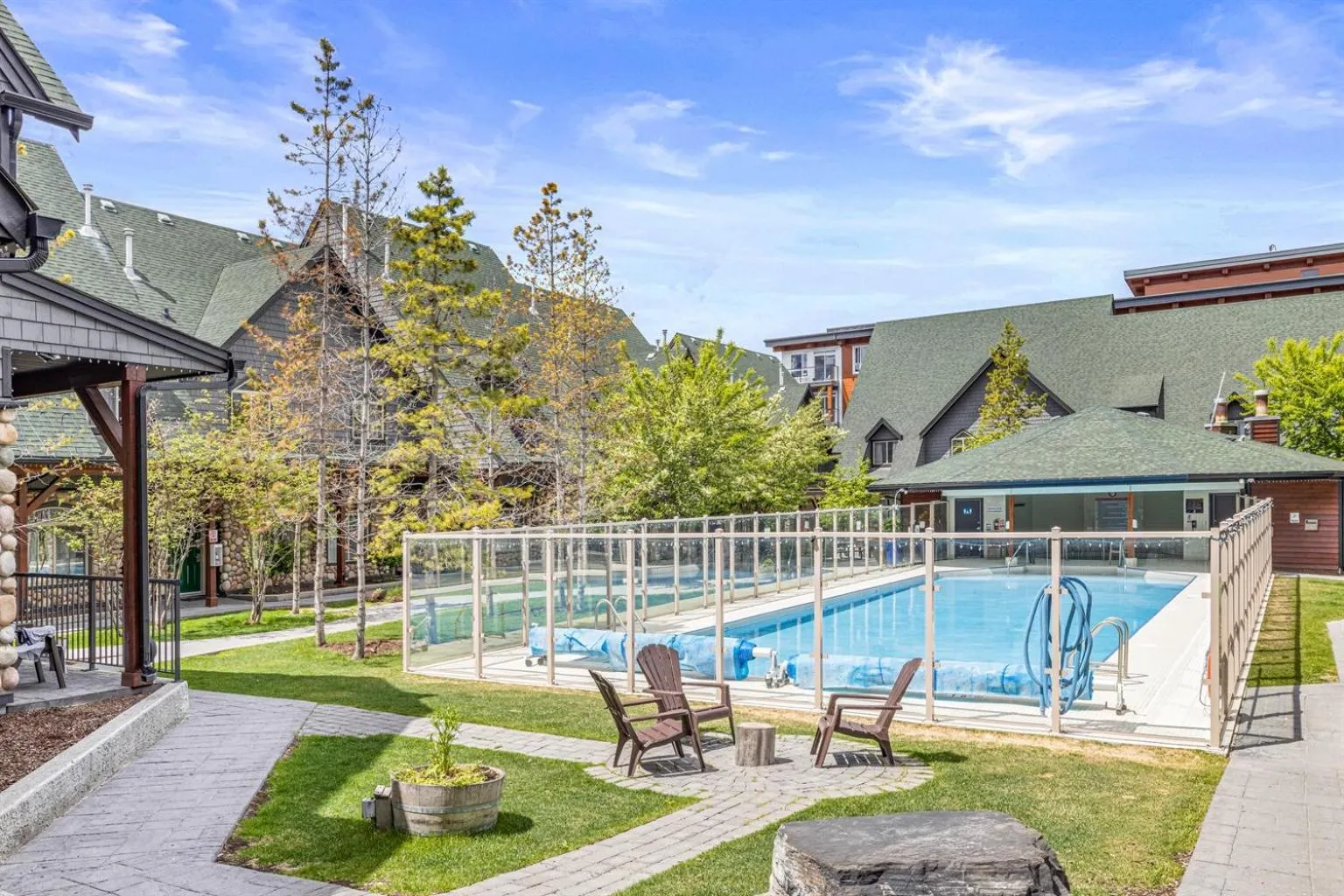 Mystic Chalet- Views, Pool, Hot Tub, Pets - managed by Little Sister Getaways