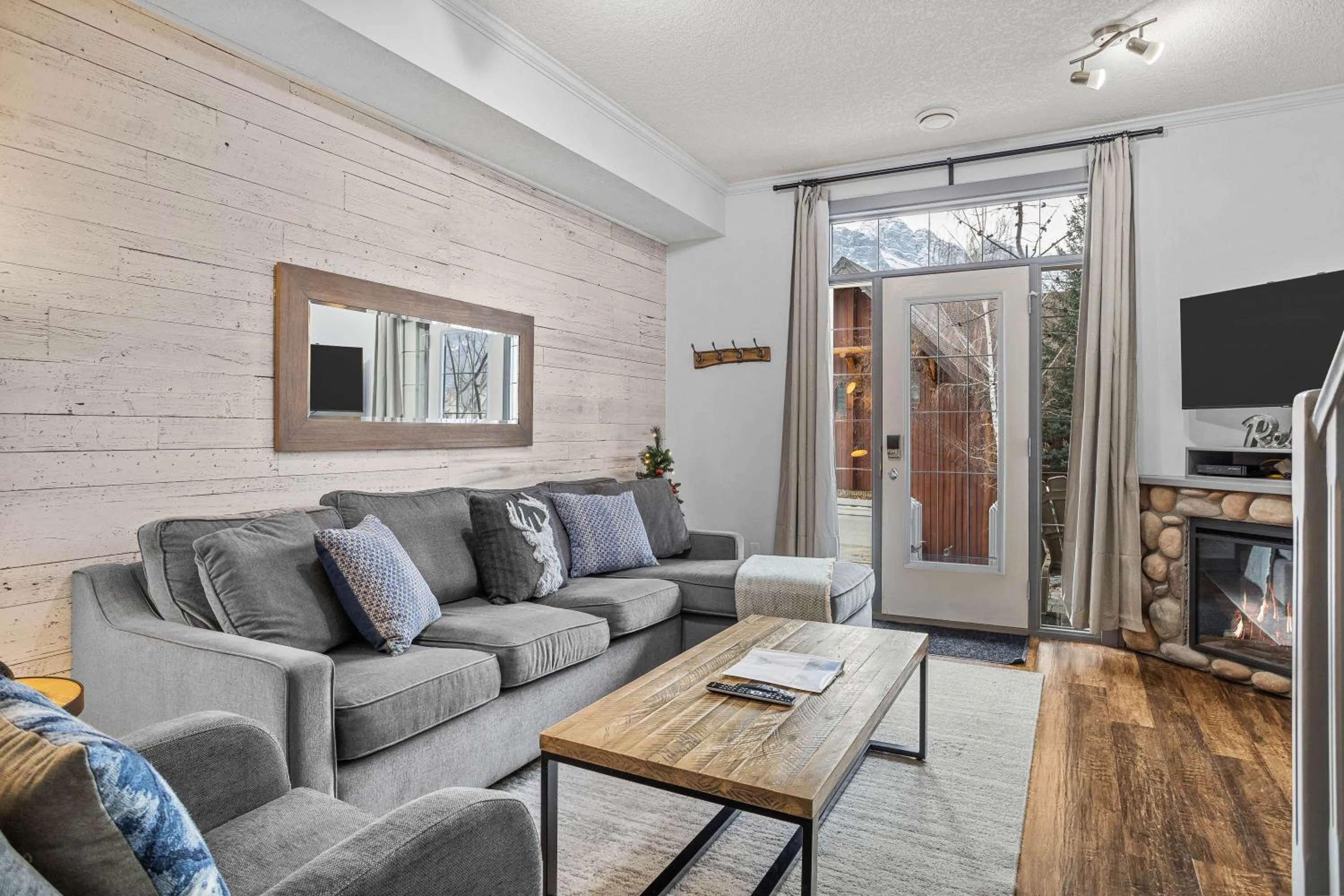 Mystic Chalet- Views, Pool, Hot Tub, Pets - managed by Little Sister Getaways