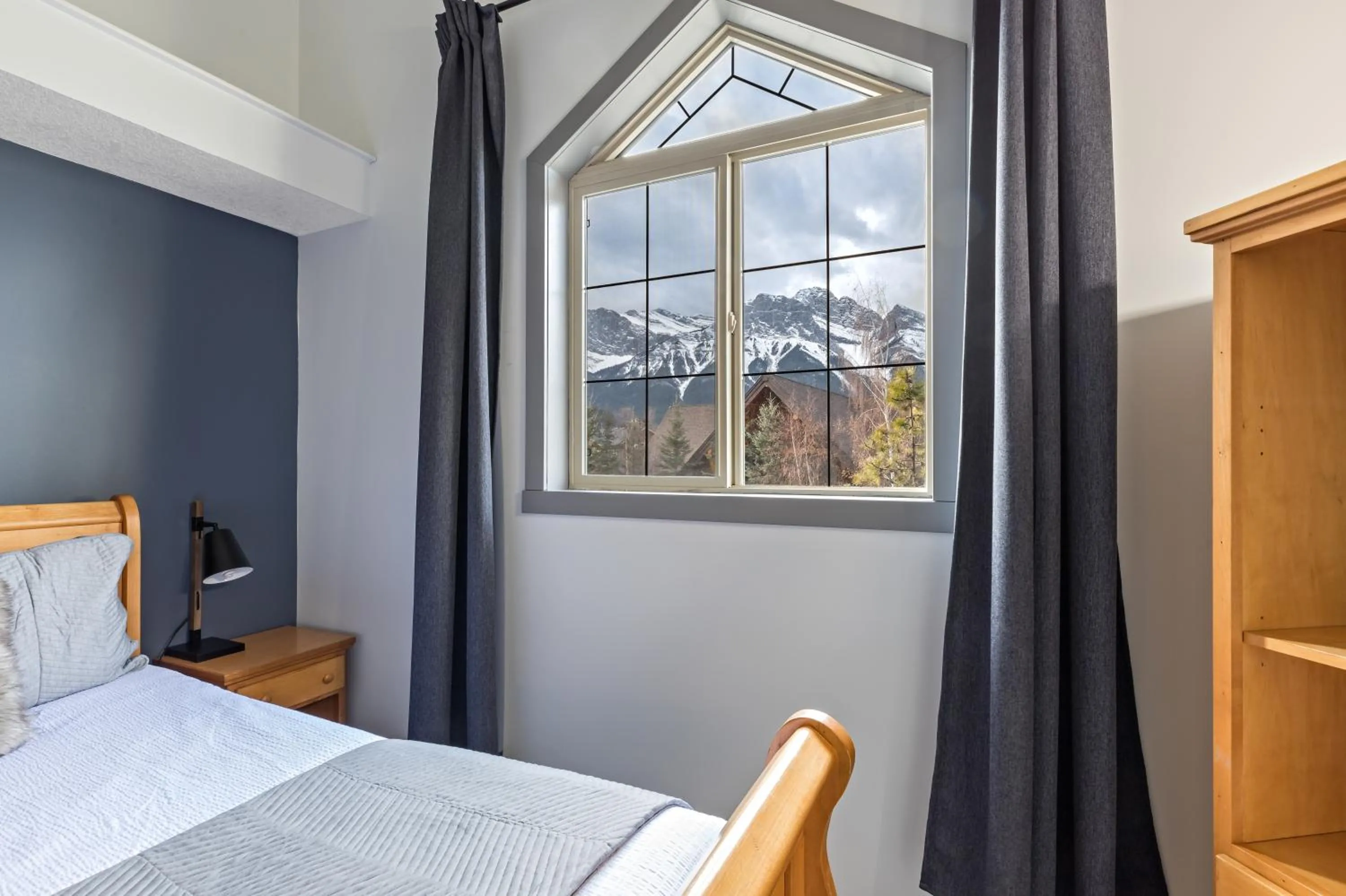 Mystic Chalet- Views, Pool, Hot Tub, Pets - managed by Little Sister Getaways