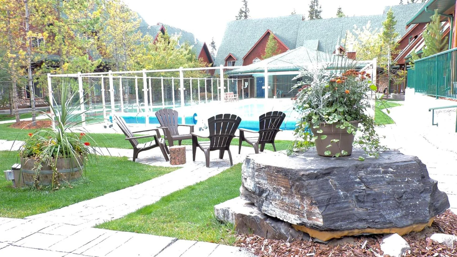 Mystic Chalet- Views, Pool, Hot Tub, Pets - managed by Little Sister Getaways