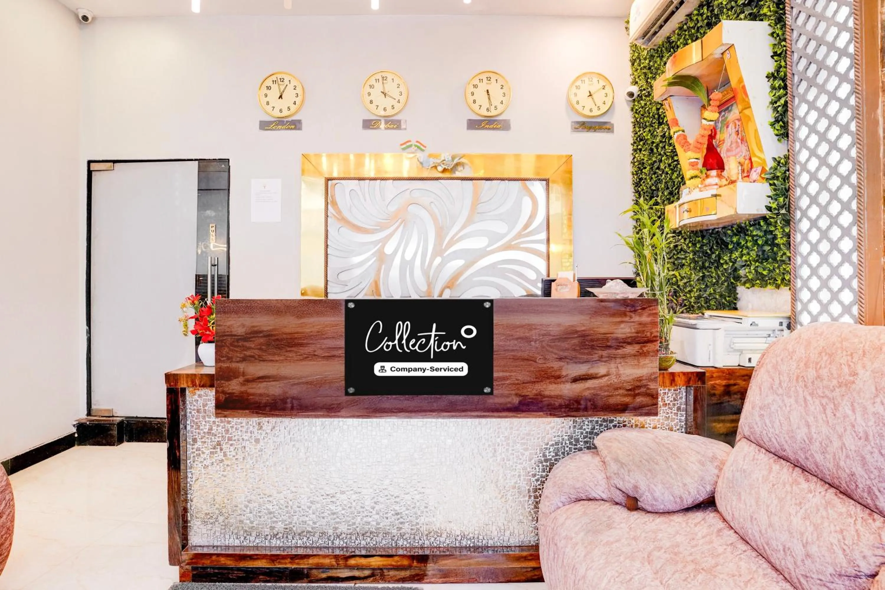 Lobby or reception in Super Collection O Asalpha near International Airport