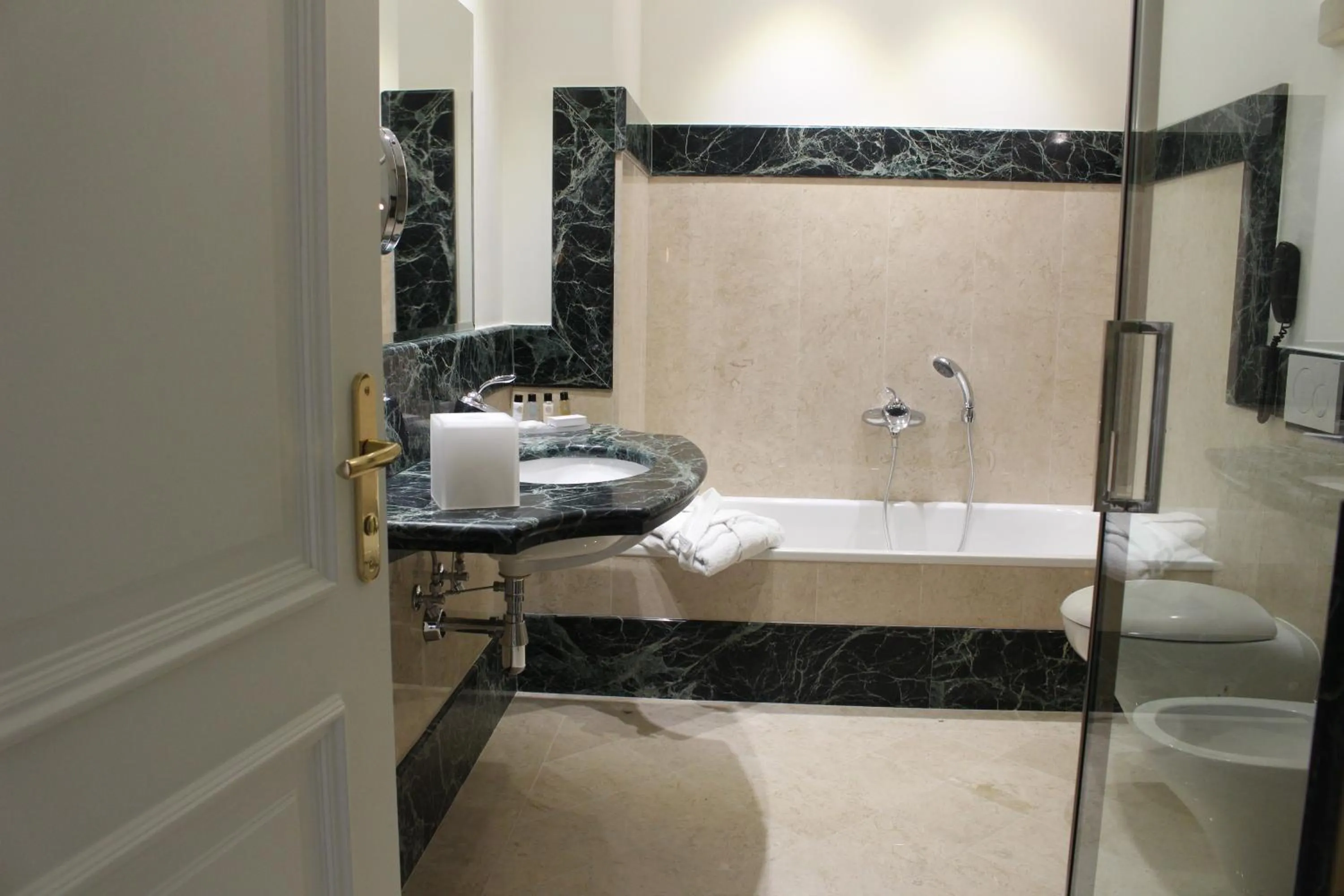 Bathroom in Hotel Marechiaro