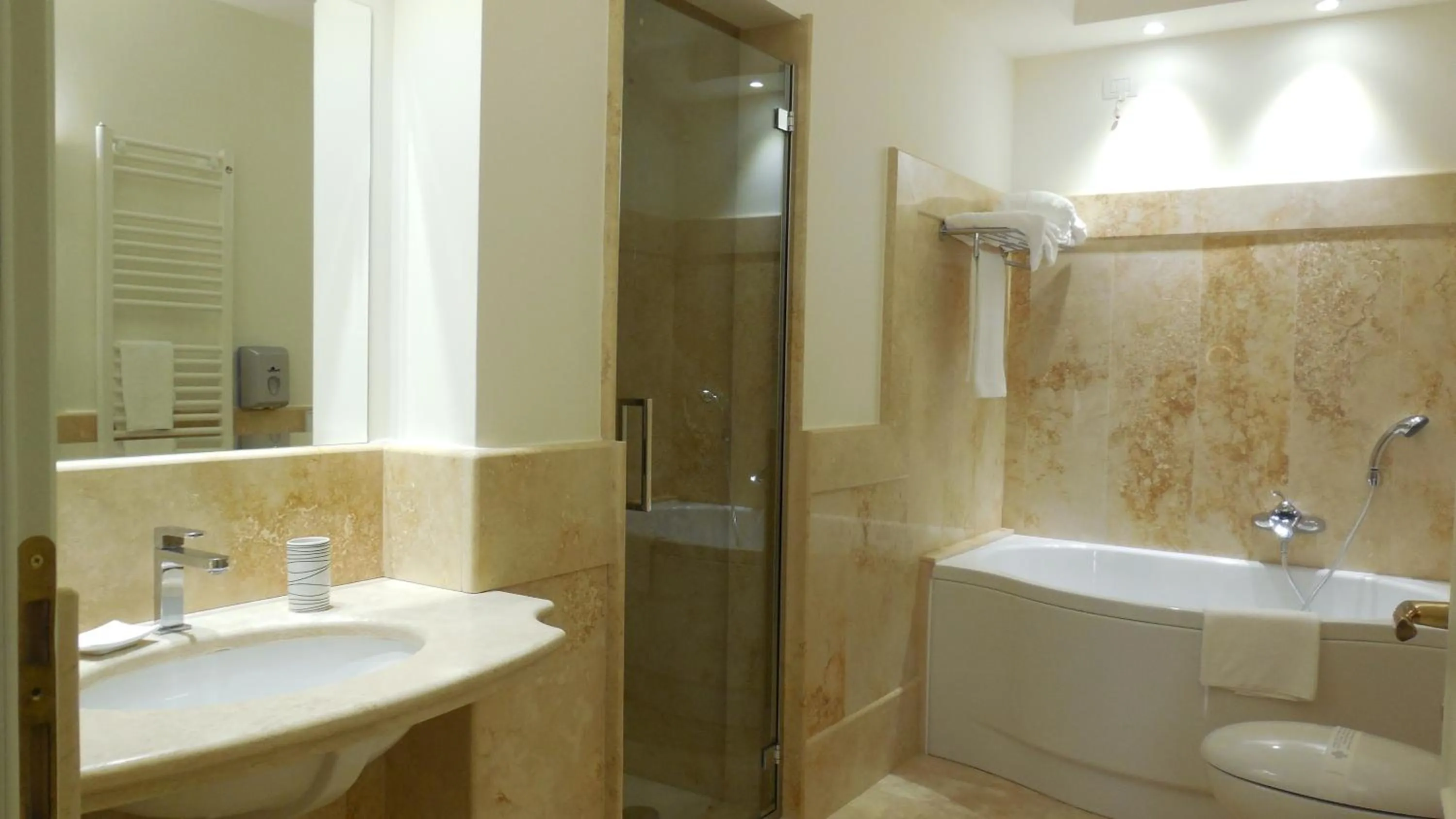 Bathroom in Hotel Marechiaro