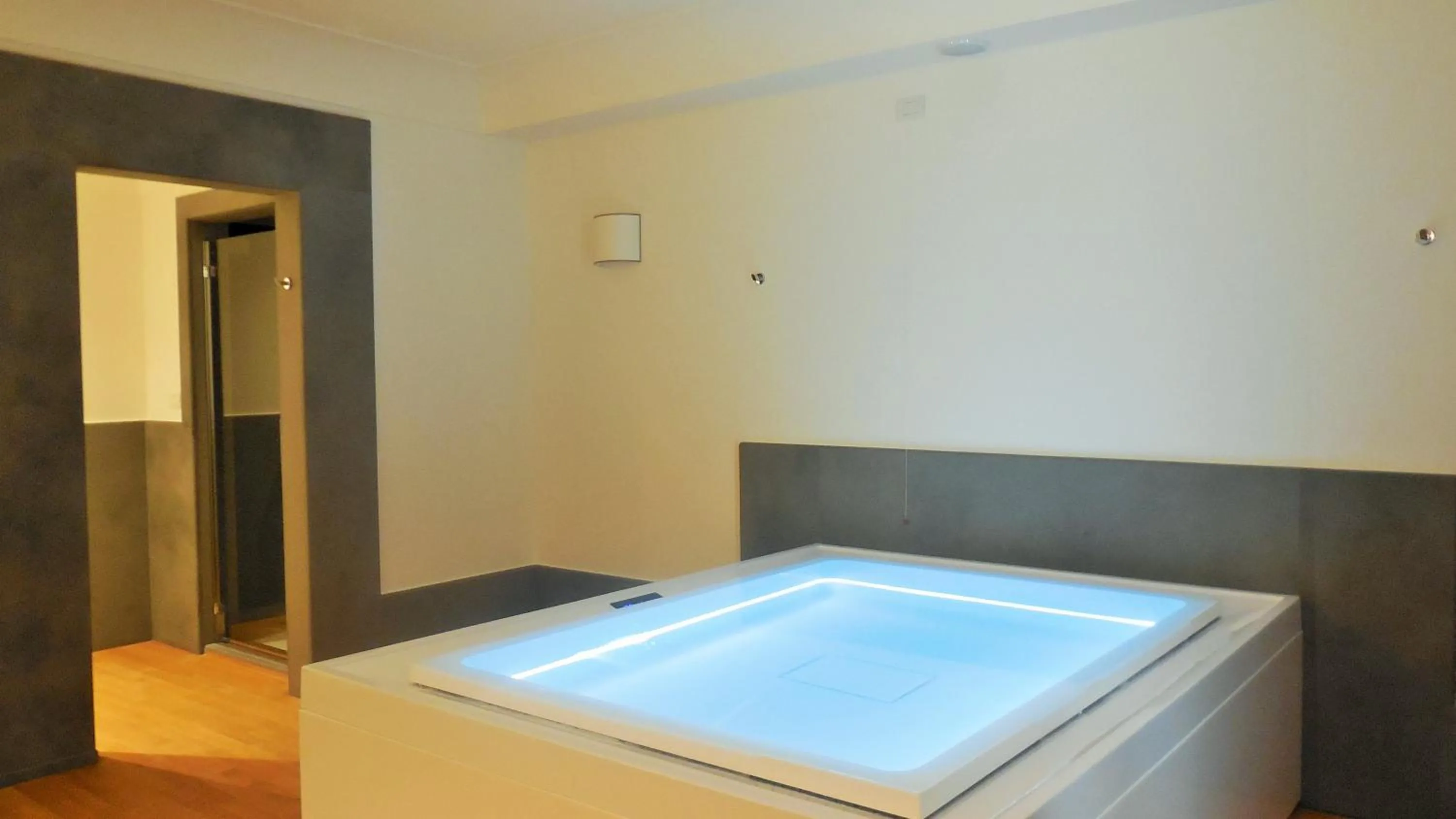 Hot Tub, Bed in Hotel Marechiaro
