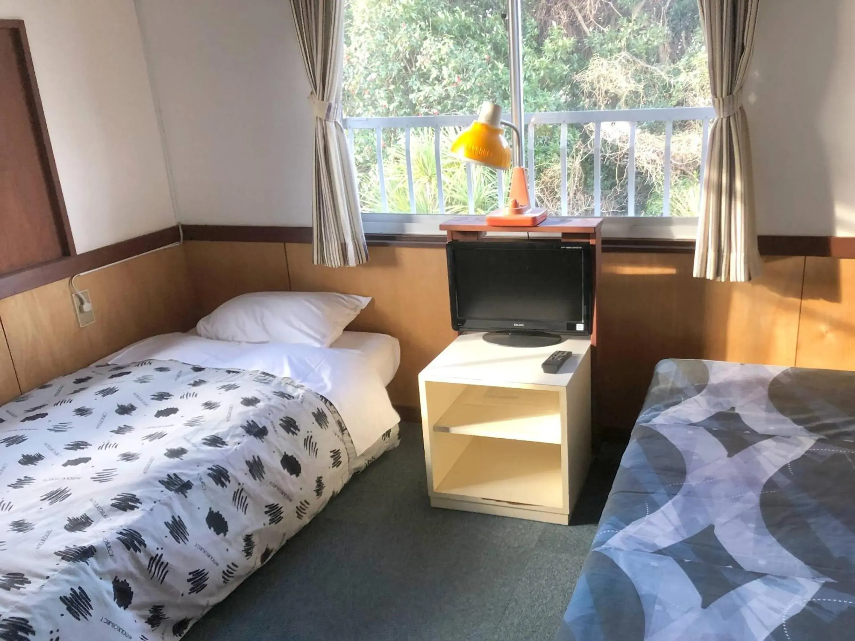 Twin Room with Shared Bathroom - single occupancy in Pension Flora Twin Room with Shared Bathroom - single occupancy in Pension Flora