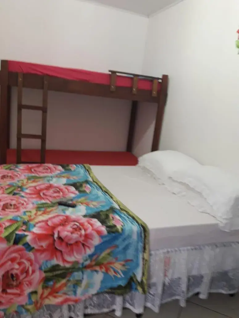 Economy Quadruple Room with External Bathroom in Pousada da Tom-Ubatuba Perequê-Açu Economy Quadruple Room with External Bathroom in Pousada da Tom-Ubatuba Perequê-Açu
