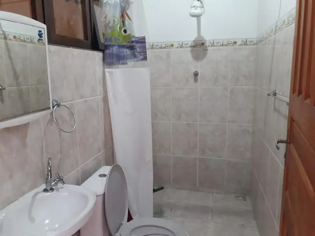 Economy Quadruple Room with External Bathroom in Pousada da Tom-Ubatuba Perequê-Açu Economy Quadruple Room with External Bathroom in Pousada da Tom-Ubatuba Perequê-Açu